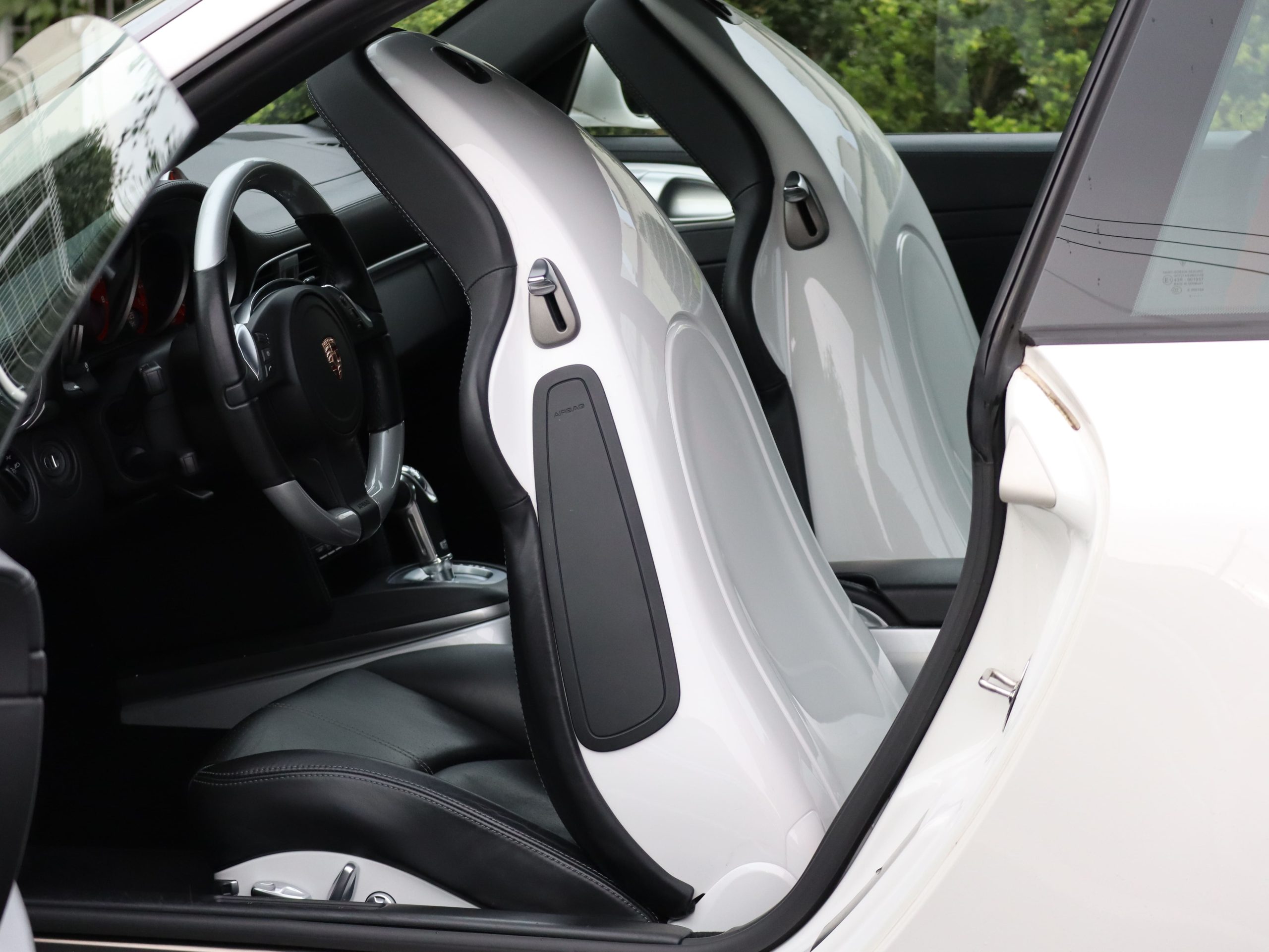 ポルシェ911カレラGTS(Type997.2)PDK<br>純正カップエアロキット<br>レザー&アルミニウムルックインテリア<br>スポーツエグゾーストシステム