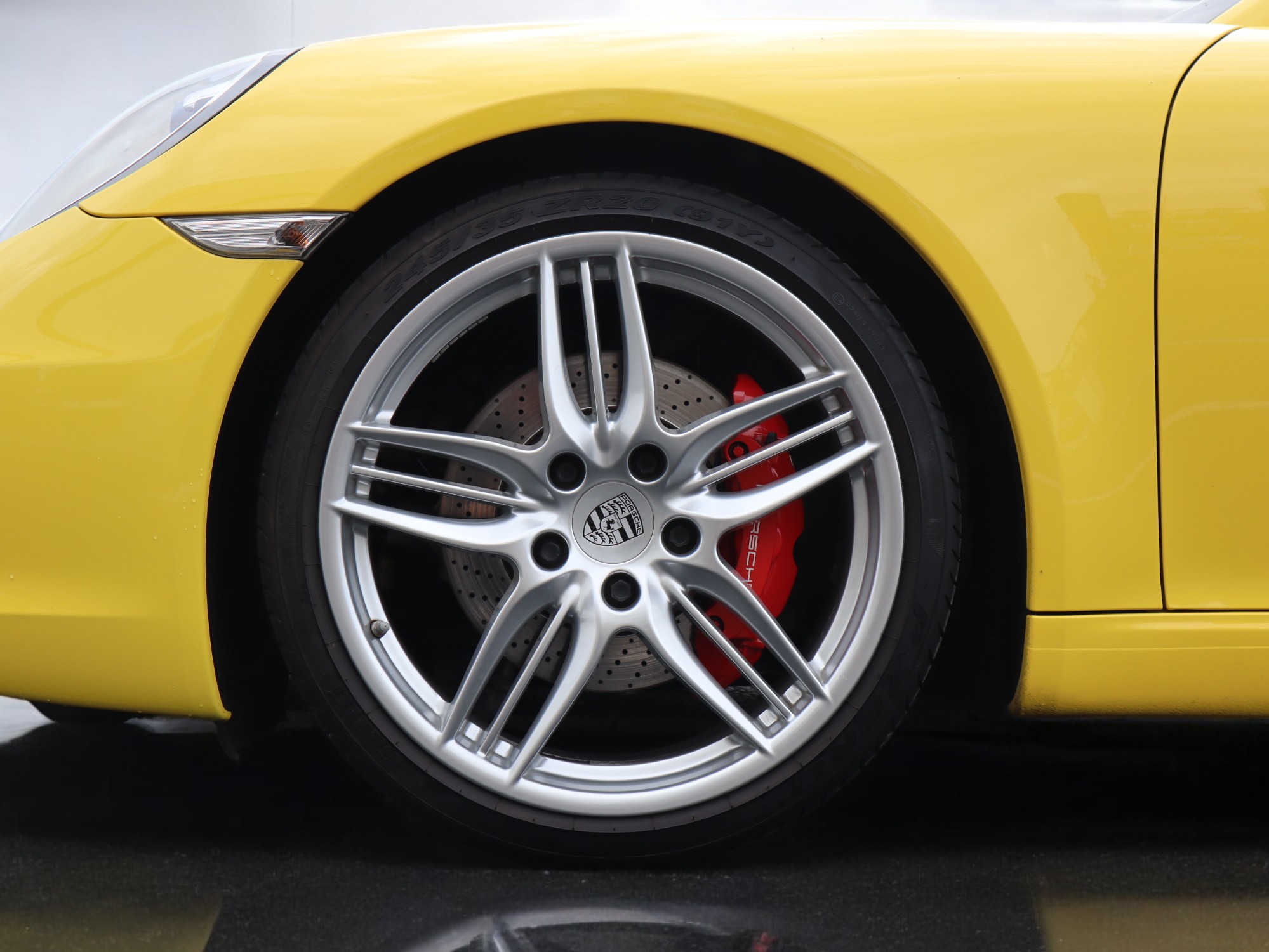 ポルシェ911カレラS（Type991.1）PDK<br>ブルーレザーインテリア<br>シートベンチレーション<br>電動サンルーフシステム<br>スポーツエグゾーストシステム<br>スポーツクロノパッケージ