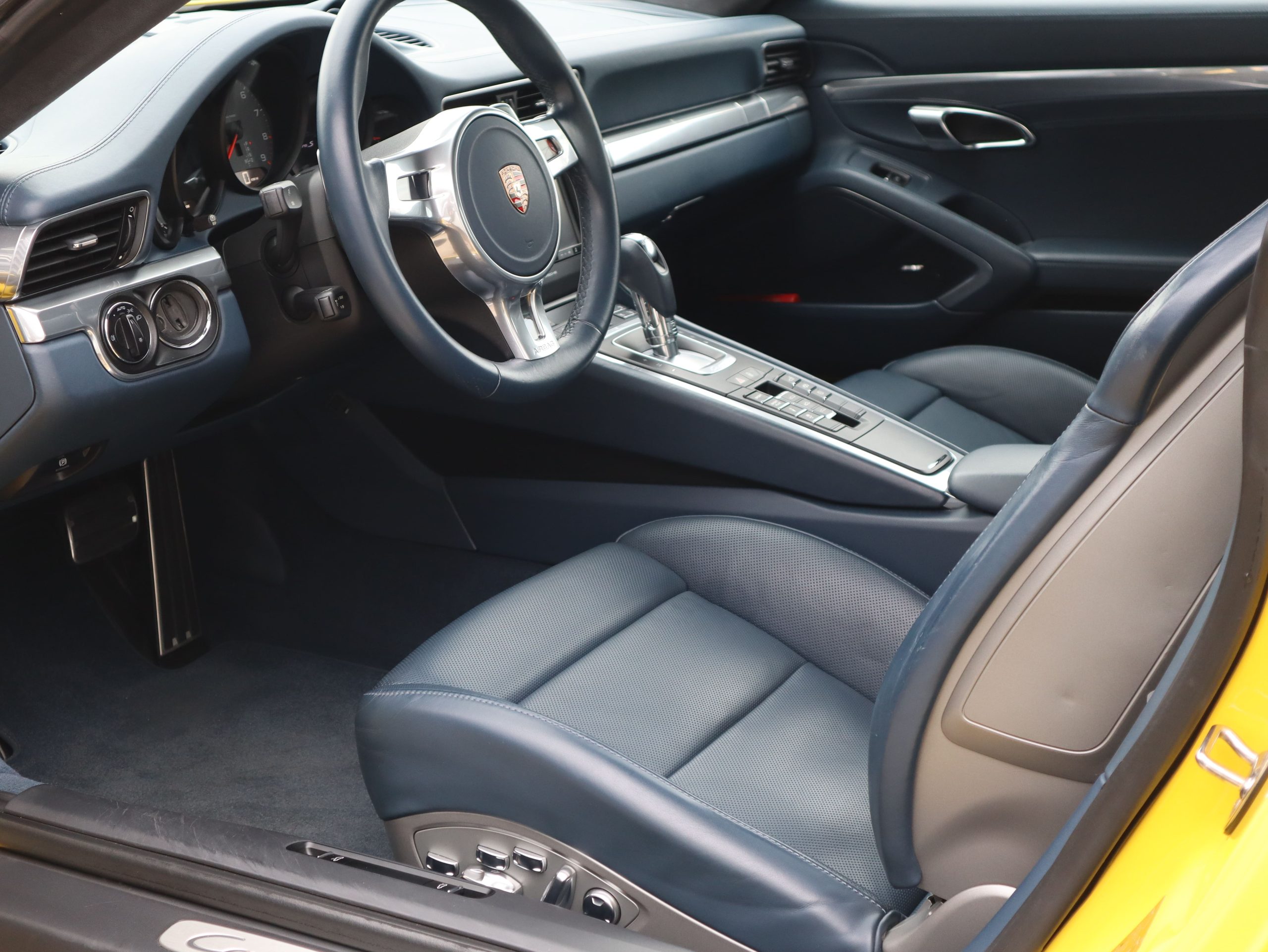 ポルシェ911カレラS（Type991.1）PDK<br>ブルーレザーインテリア<br>シートベンチレーション<br>電動サンルーフシステム<br>スポーツエグゾーストシステム<br>スポーツクロノパッケージ