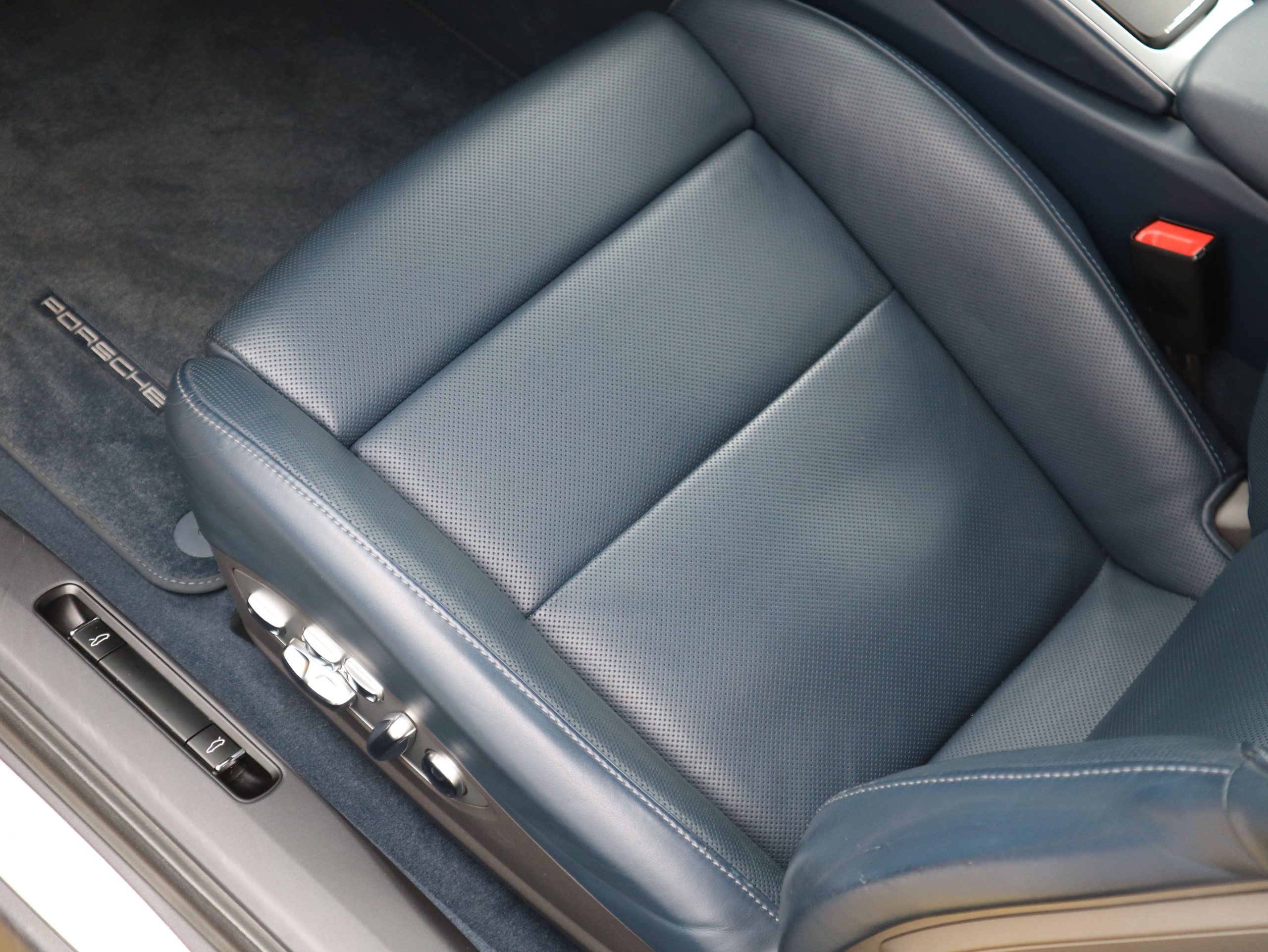 ポルシェ911カレラS（Type991.1）PDK<br>ブルーレザーインテリア<br>シートベンチレーション<br>電動サンルーフシステム<br>スポーツエグゾーストシステム<br>スポーツクロノパッケージ