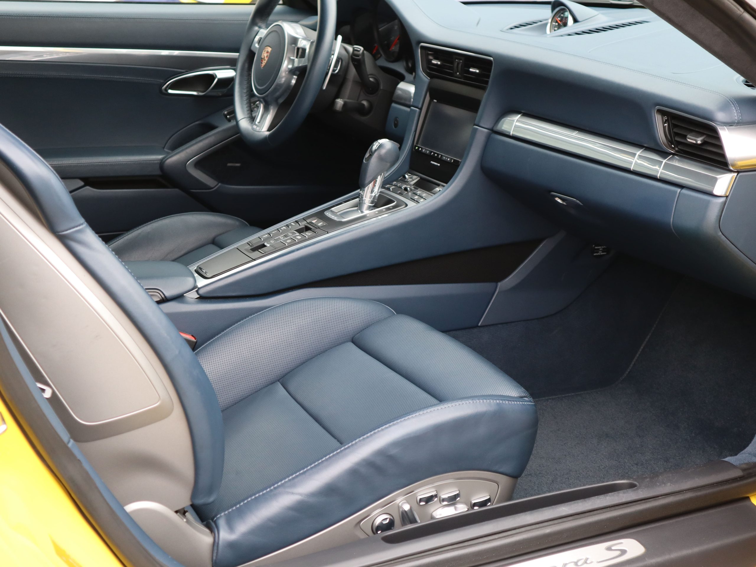 ポルシェ911カレラS（Type991.1）PDK<br>ブルーレザーインテリア<br>シートベンチレーション<br>電動サンルーフシステム<br>スポーツエグゾーストシステム<br>スポーツクロノパッケージ