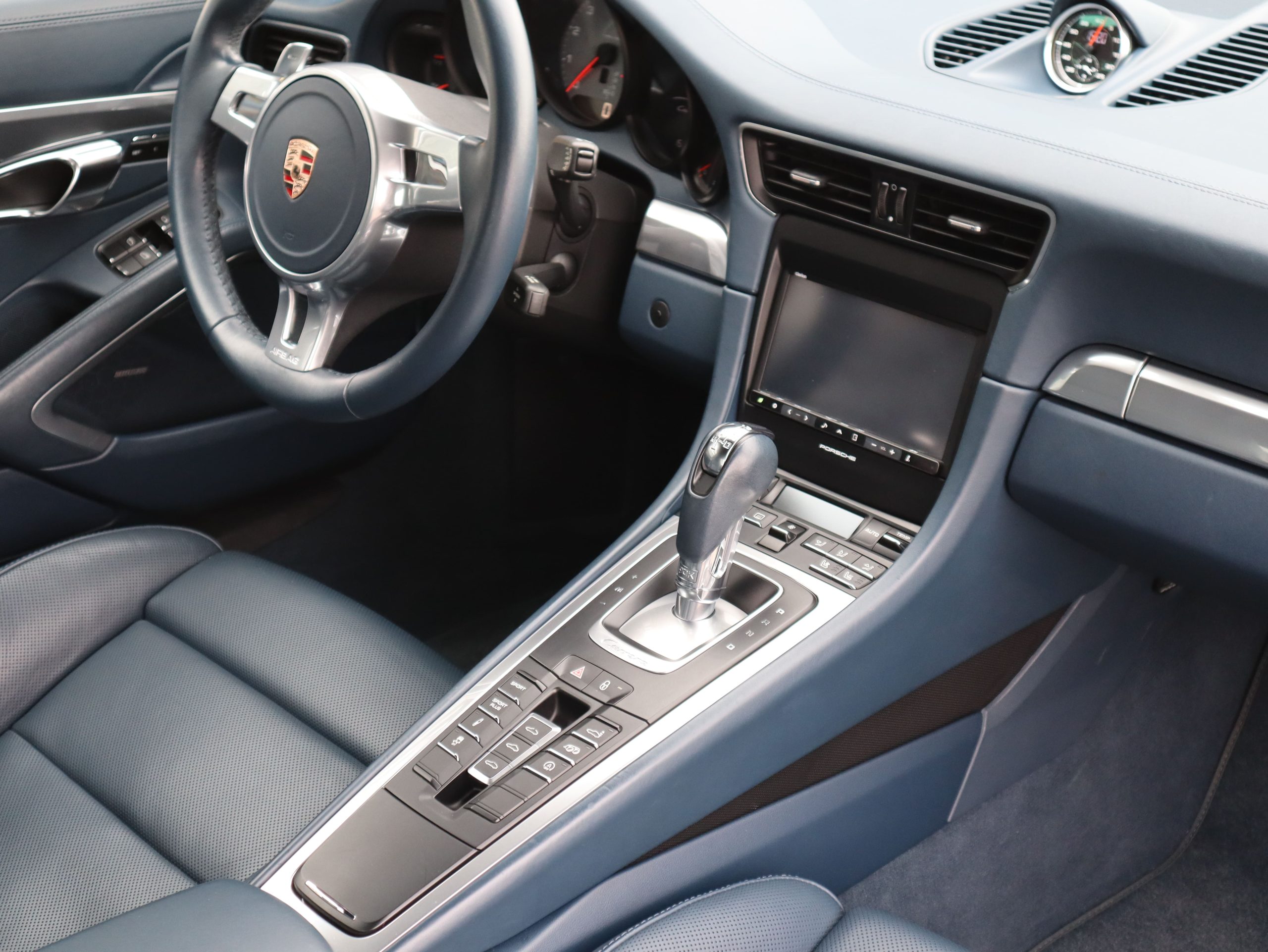 ポルシェ911カレラS（Type991.1）PDK<br>ブルーレザーインテリア<br>シートベンチレーション<br>電動サンルーフシステム<br>スポーツエグゾーストシステム<br>スポーツクロノパッケージ