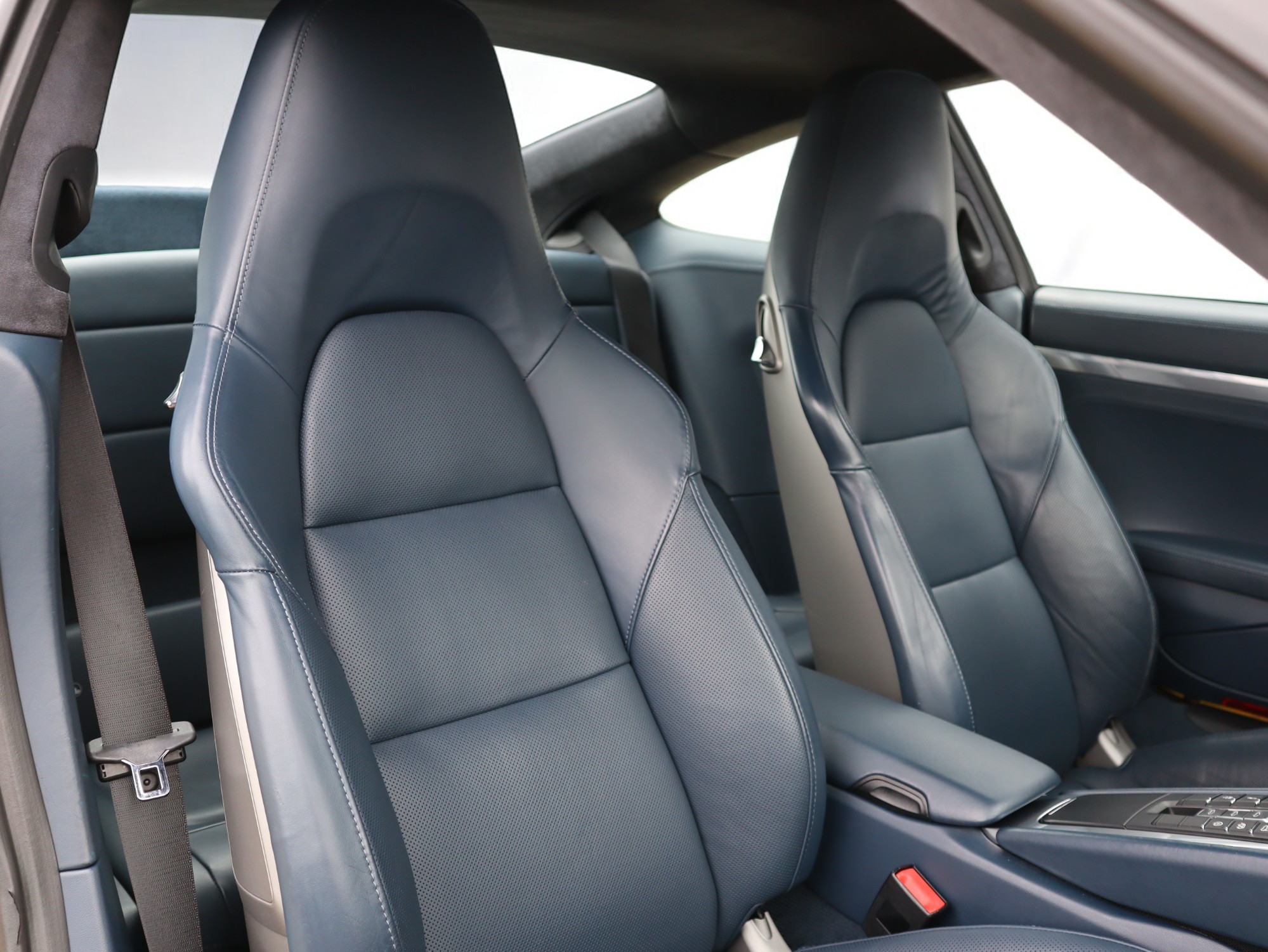 ポルシェ911カレラS（Type991.1）PDK<br>ブルーレザーインテリア<br>シートベンチレーション<br>電動サンルーフシステム<br>スポーツエグゾーストシステム<br>スポーツクロノパッケージ