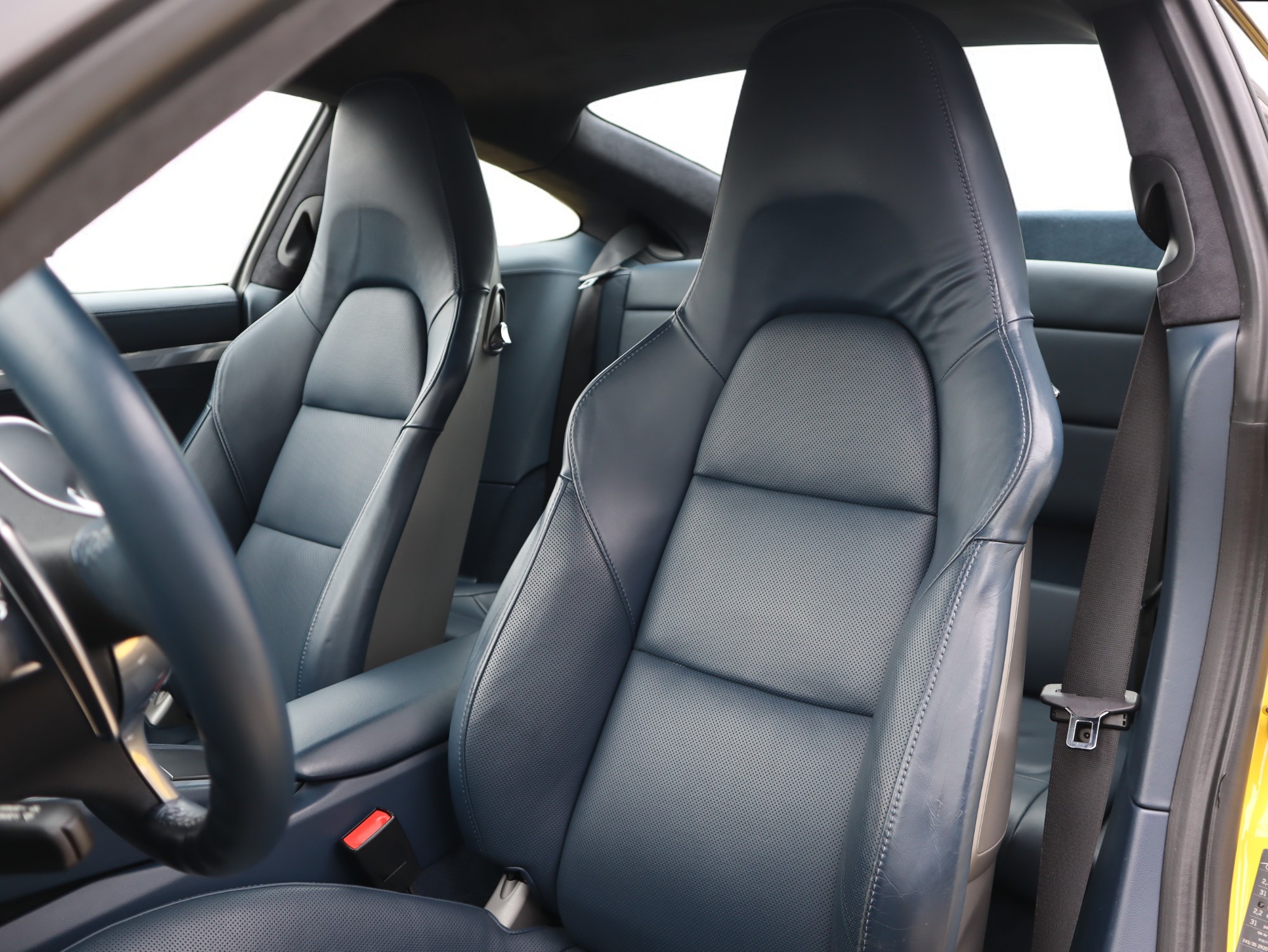 ポルシェ911カレラS（Type991.1）PDK<br>ブルーレザーインテリア<br>シートベンチレーション<br>電動サンルーフシステム<br>スポーツエグゾーストシステム<br>スポーツクロノパッケージ