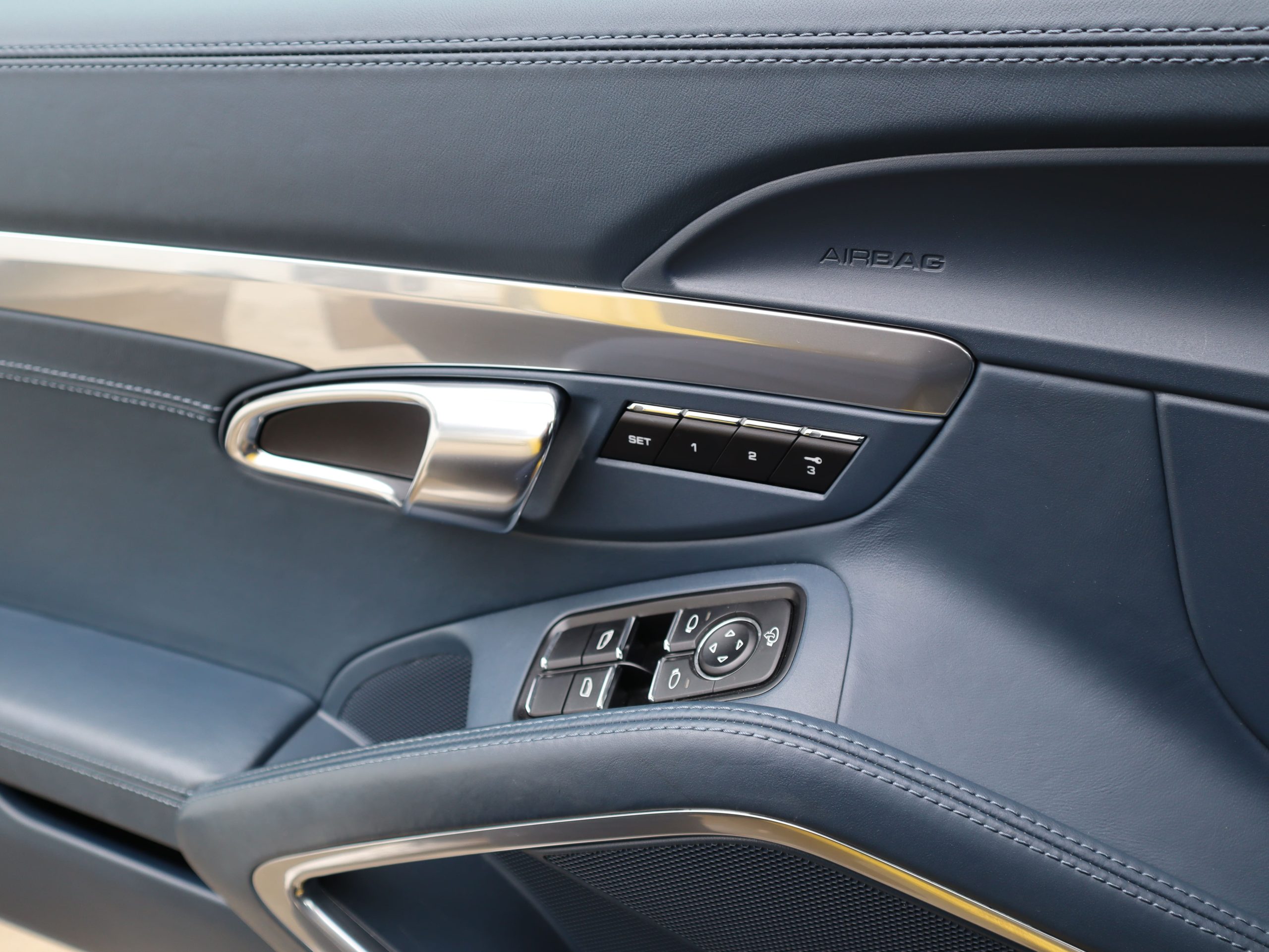 ポルシェ911カレラS（Type991.1）PDK<br>ブルーレザーインテリア<br>シートベンチレーション<br>電動サンルーフシステム<br>スポーツエグゾーストシステム<br>スポーツクロノパッケージ