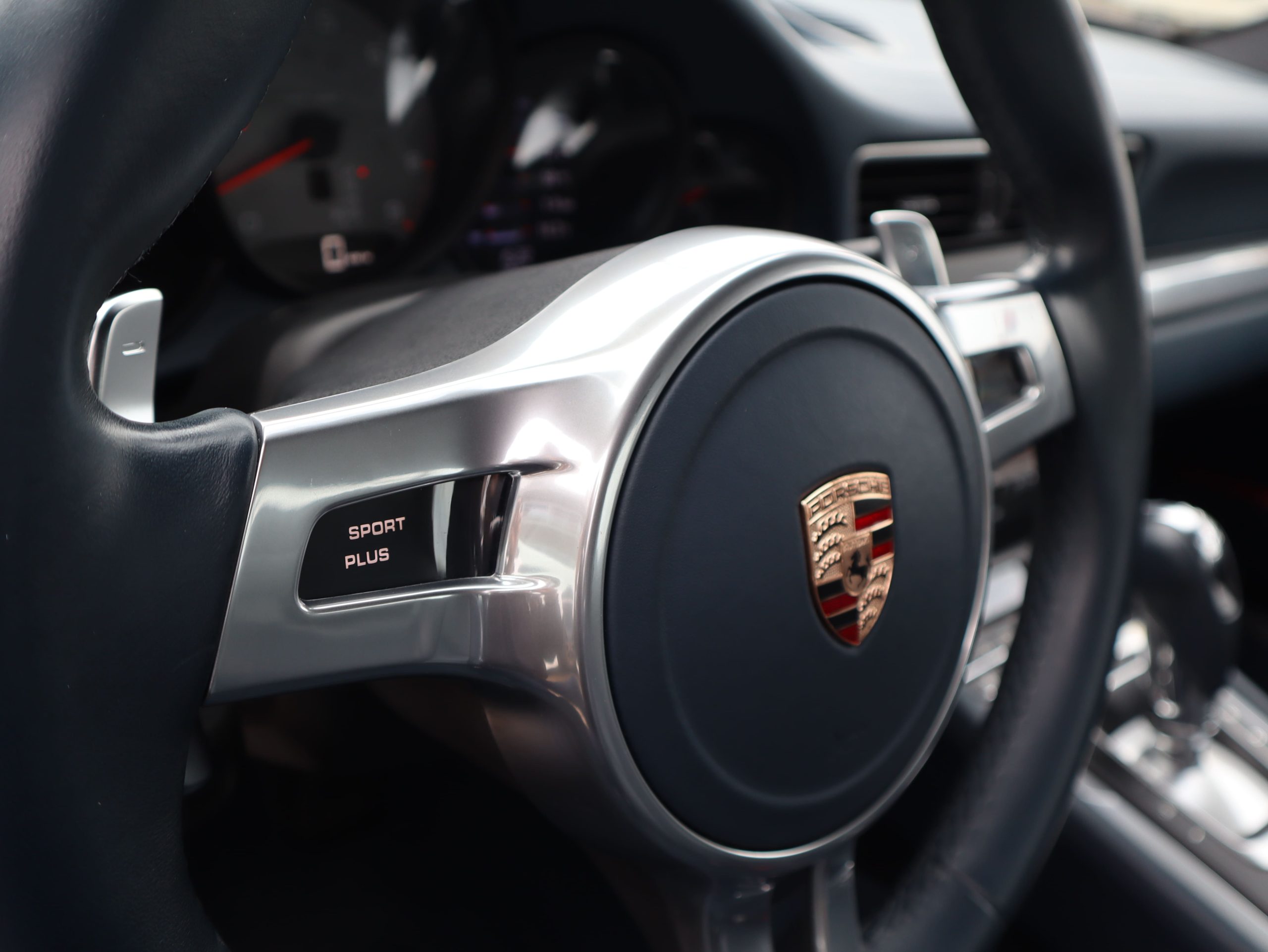 ポルシェ911カレラS（Type991.1）PDK<br>ブルーレザーインテリア<br>シートベンチレーション<br>電動サンルーフシステム<br>スポーツエグゾーストシステム<br>スポーツクロノパッケージ