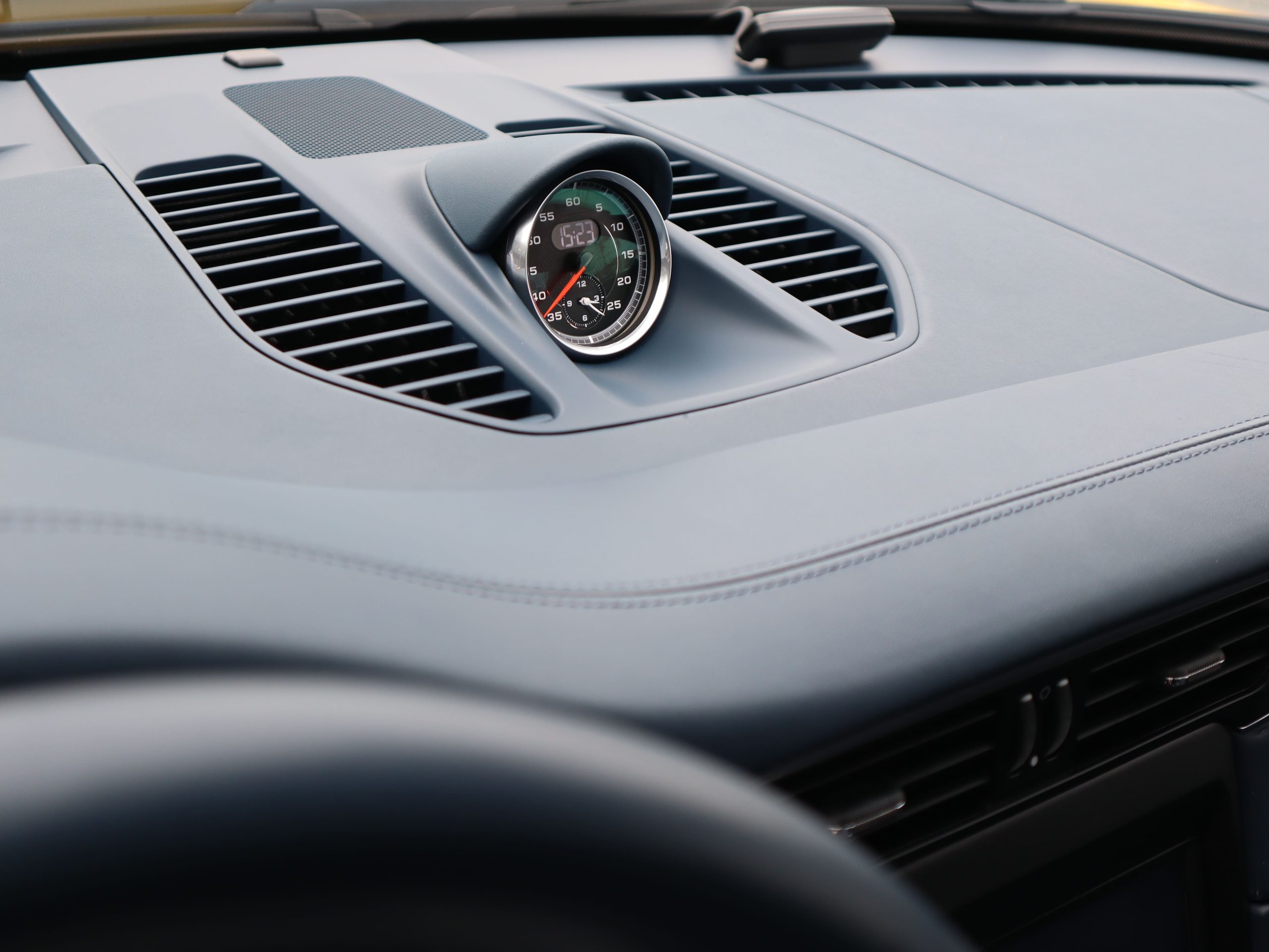 ポルシェ911カレラS（Type991.1）PDK<br>ブルーレザーインテリア<br>シートベンチレーション<br>電動サンルーフシステム<br>スポーツエグゾーストシステム<br>スポーツクロノパッケージ