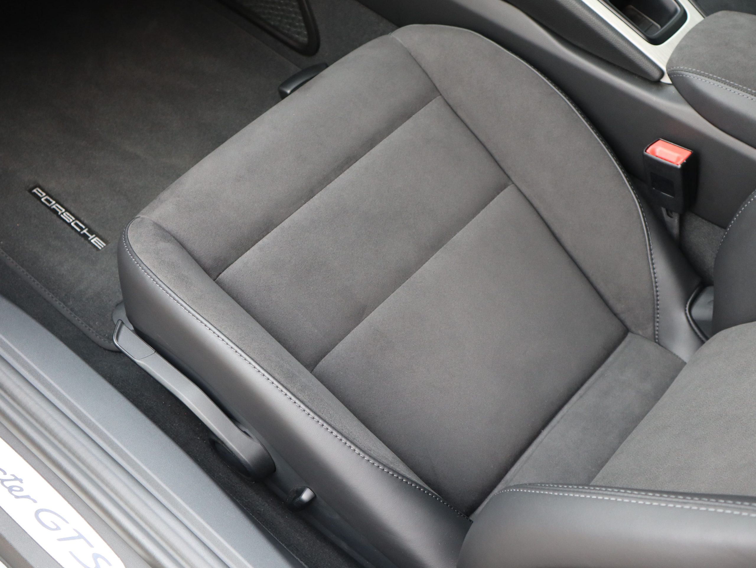 ポルシェ718ボクスターGTS4.0（Type982）6MT<br>アークティックグレー<br>スポーツクロノパッケージ<br>スポーツエグゾーストシステム<br>PDLS+含むLEDヘッドライト<br>ポルシェトルクベクタリング<br>20インチ718Sportホイール