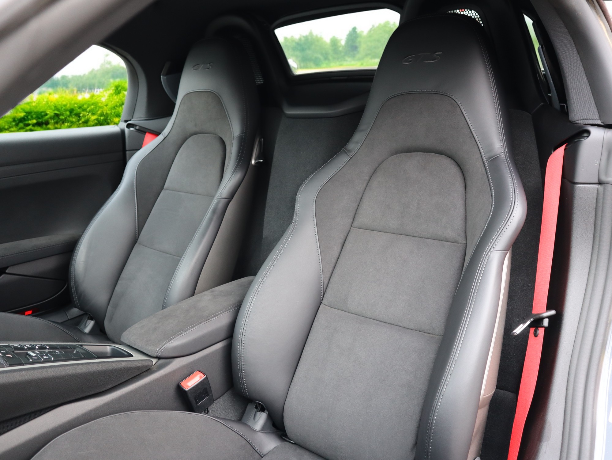 ポルシェ718ボクスターGTS4.0（Type982）6MT<br>アークティックグレー<br>スポーツクロノパッケージ<br>スポーツエグゾーストシステム<br>PDLS+含むLEDヘッドライト<br>ポルシェトルクベクタリング<br>20インチ718Sportホイール