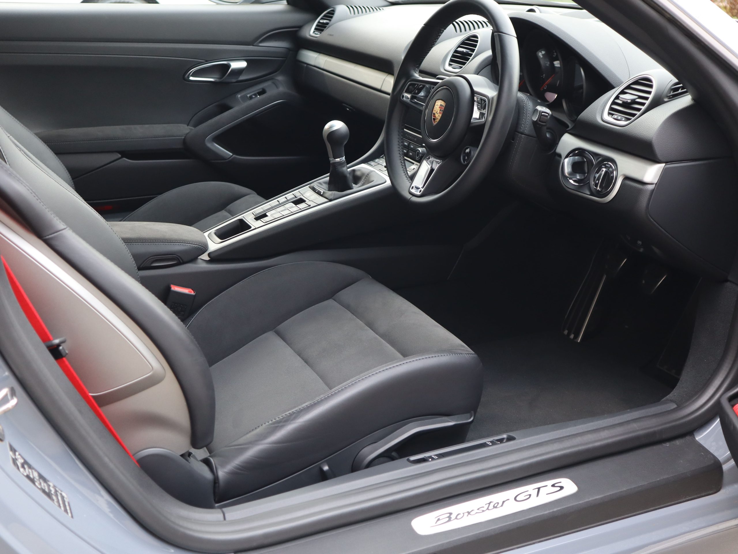 ポルシェ718ボクスターGTS4.0（Type982）6MT<br>アークティックグレー<br>スポーツクロノパッケージ<br>スポーツエグゾーストシステム<br>PDLS+含むLEDヘッドライト<br>ポルシェトルクベクタリング<br>20インチ718Sportホイール