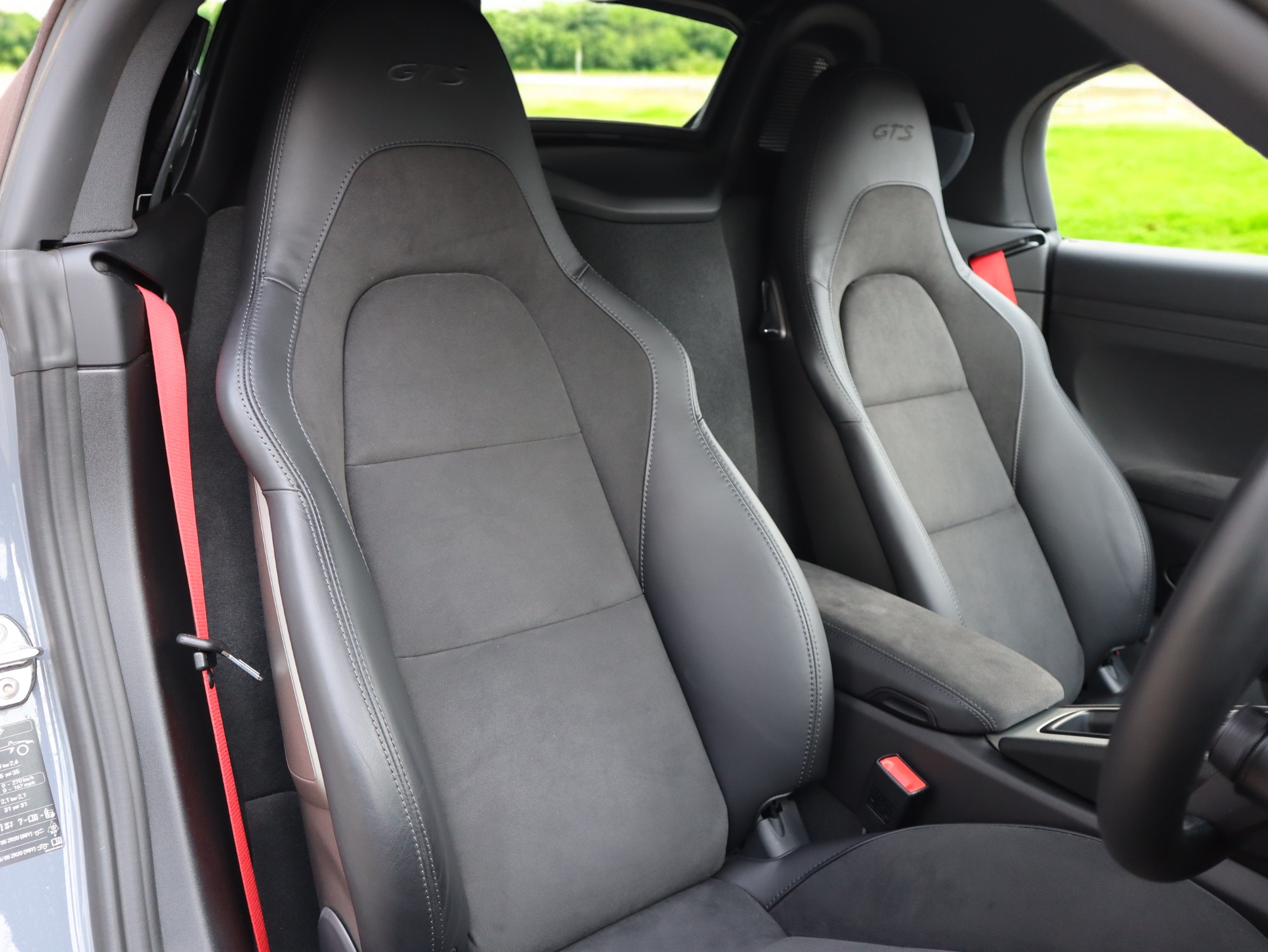 ポルシェ718ボクスターGTS4.0（Type982）6MT<br>アークティックグレー<br>スポーツクロノパッケージ<br>スポーツエグゾーストシステム<br>PDLS+含むLEDヘッドライト<br>ポルシェトルクベクタリング<br>20インチ718Sportホイール