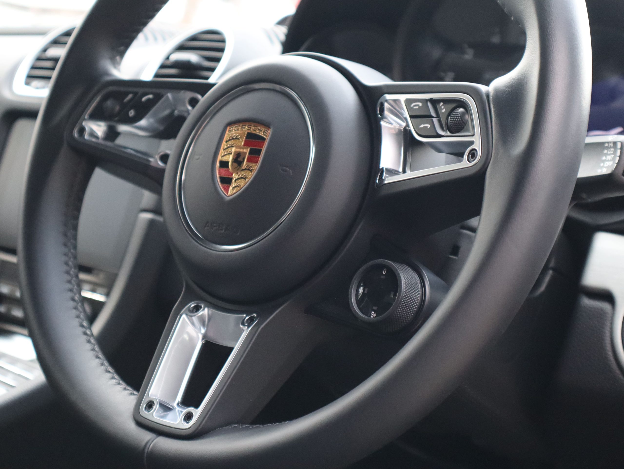 ポルシェ718ボクスターGTS4.0（Type982）6MT<br>アークティックグレー<br>スポーツクロノパッケージ<br>スポーツエグゾーストシステム<br>PDLS+含むLEDヘッドライト<br>ポルシェトルクベクタリング<br>20インチ718Sportホイール