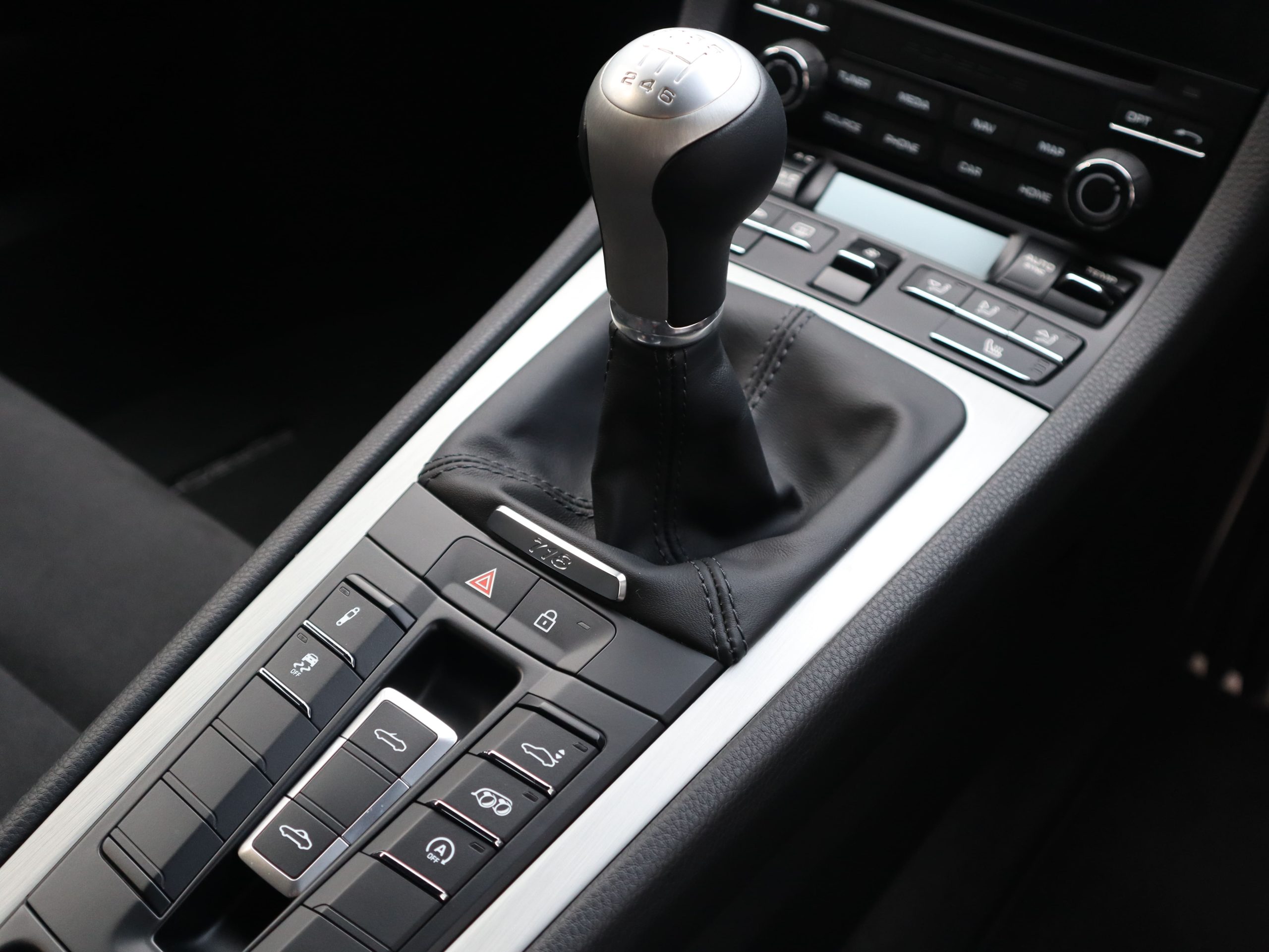 ポルシェ718ボクスターGTS4.0（Type982）6MT<br>アークティックグレー<br>スポーツクロノパッケージ<br>スポーツエグゾーストシステム<br>PDLS+含むLEDヘッドライト<br>ポルシェトルクベクタリング<br>20インチ718Sportホイール