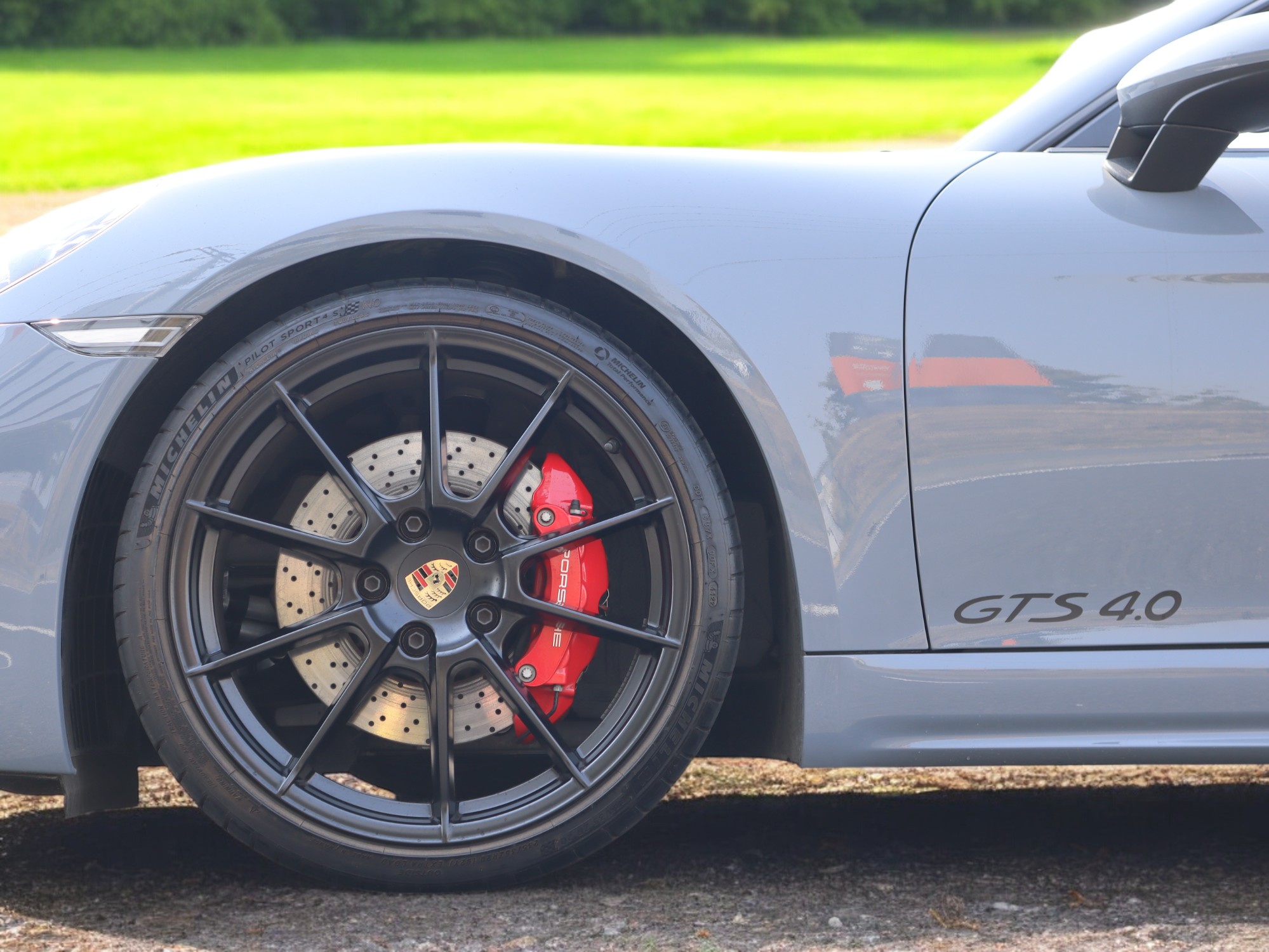 ポルシェ718ボクスターGTS4.0（Type982）6MT<br>アークティックグレー<br>スポーツクロノパッケージ<br>スポーツエグゾーストシステム<br>PDLS+含むLEDヘッドライト<br>ポルシェトルクベクタリング<br>20インチ718Sportホイール