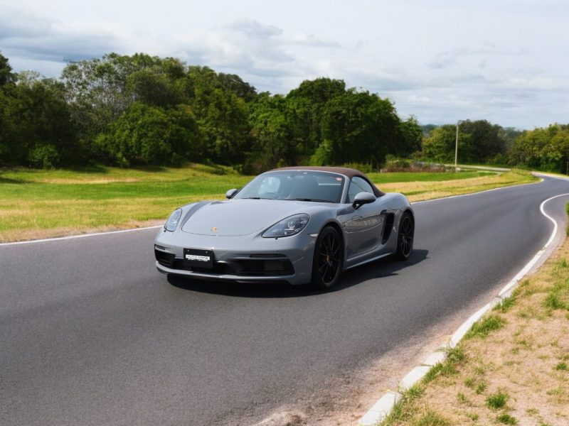ポルシェ718ボクスターGTS4.0（Type982）6MT<br>アークティックグレー<br>スポーツクロノパッケージ<br>スポーツエグゾーストシステム<br>PDLS+含むLEDヘッドライト<br>ポルシェトルクベクタリング<br>20インチ718Sportホイール