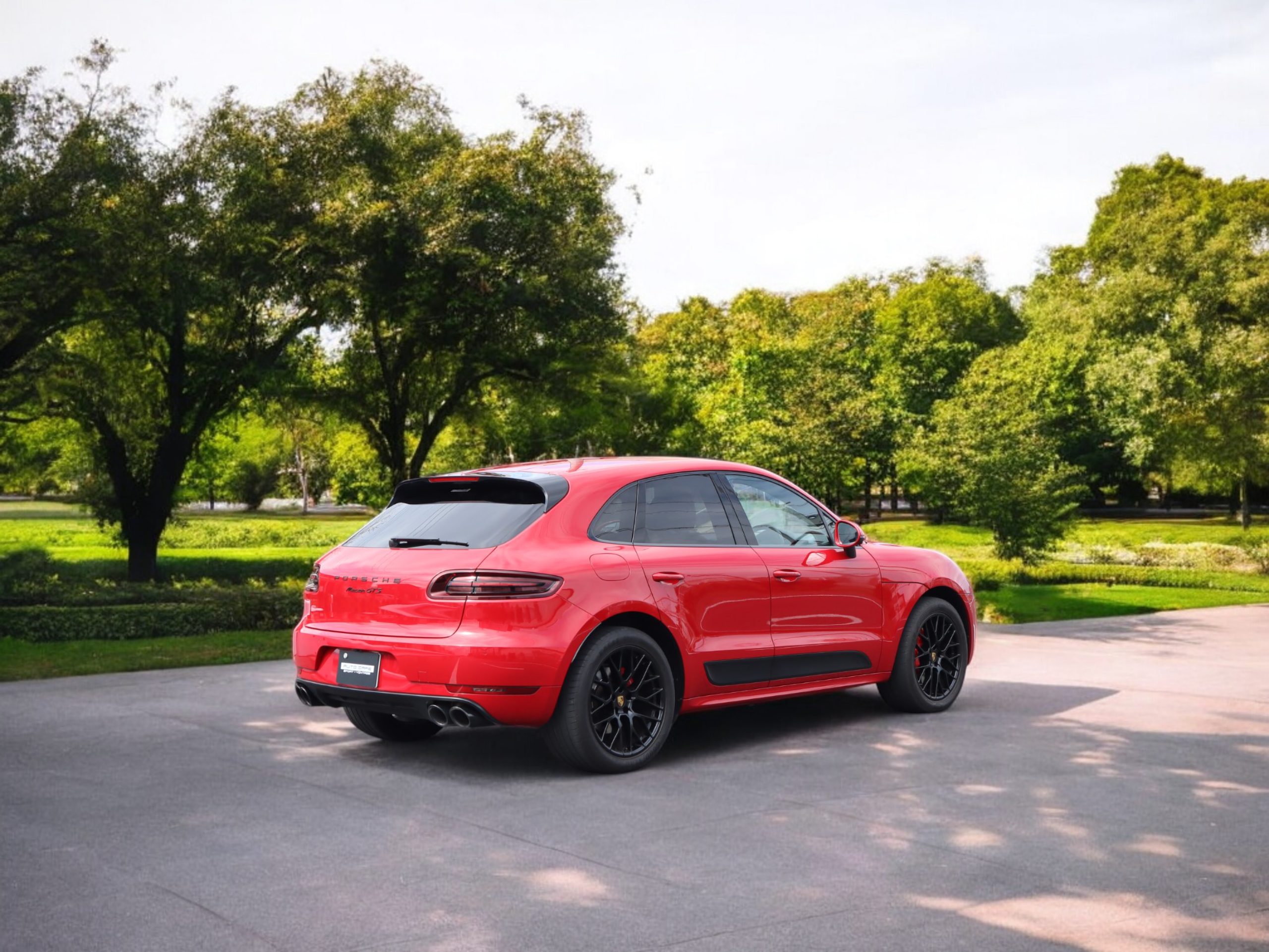 マカンGTS（Type1）<br>ツートンレザーインテリアパッケージ<br>スポーツエグゾーストシステム<br>ドライバーメモリーパッケージ<br>サラウンドビューモニター
