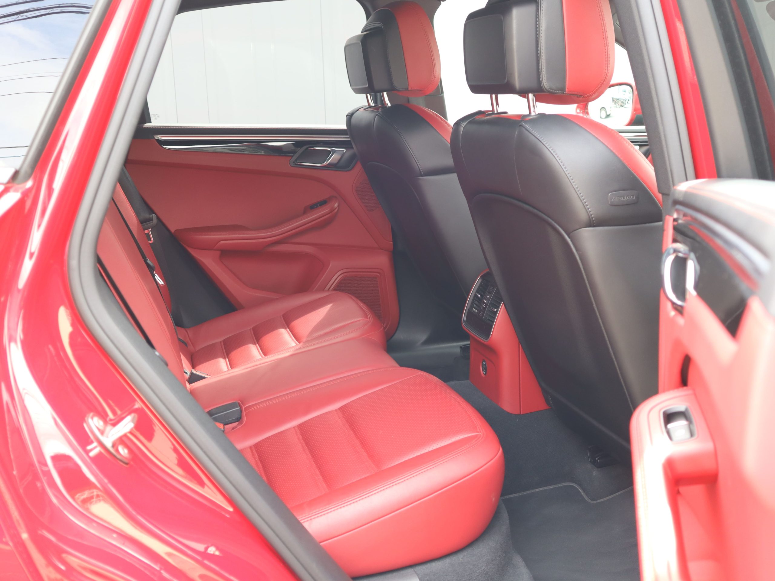 マカンGTS（Type1）<br>ツートンレザーインテリアパッケージ<br>スポーツエグゾーストシステム<br>ドライバーメモリーパッケージ<br>サラウンドビューモニター
