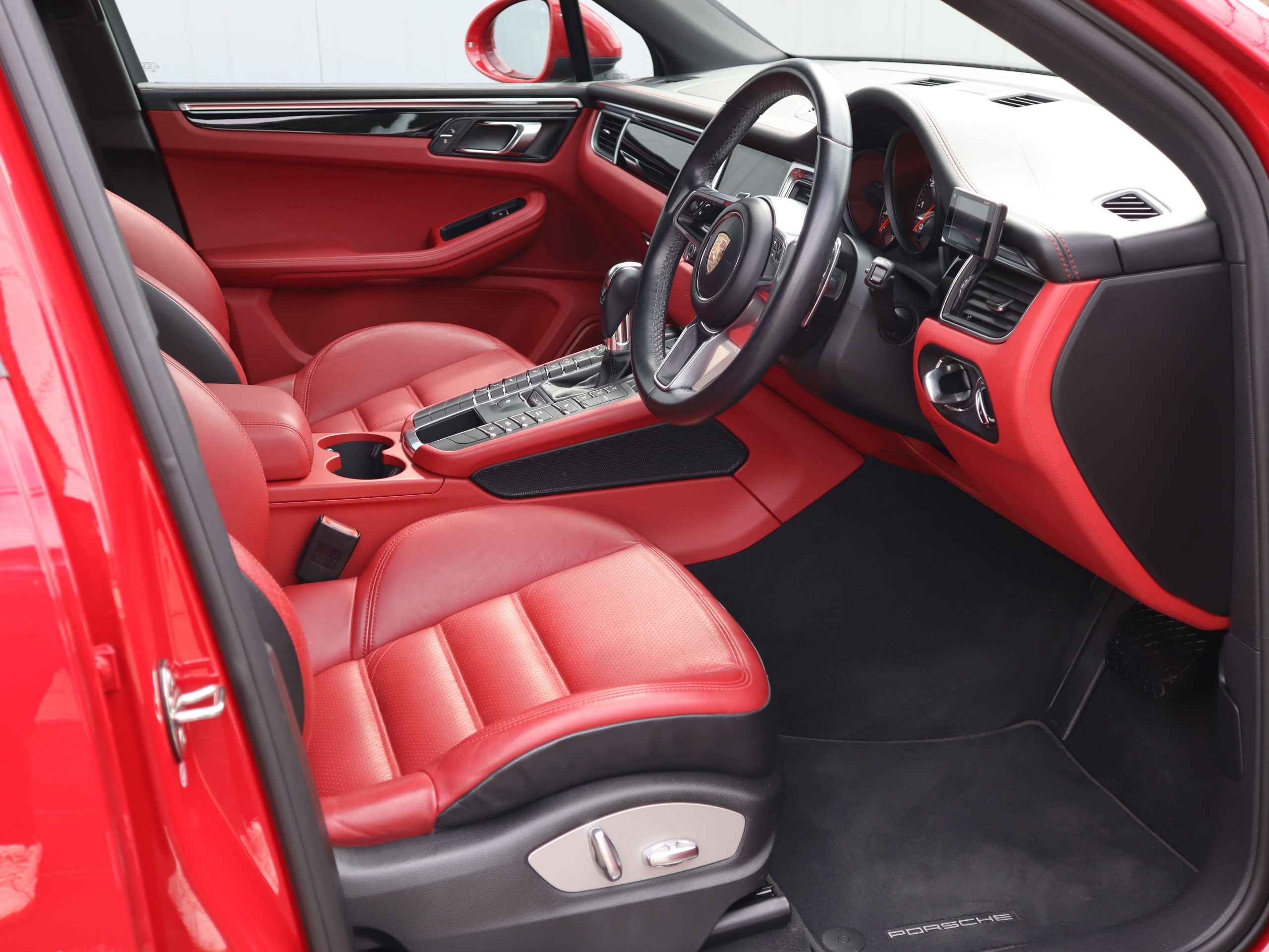 マカンGTS（Type1）<br>ツートンレザーインテリアパッケージ<br>スポーツエグゾーストシステム<br>ドライバーメモリーパッケージ<br>サラウンドビューモニター