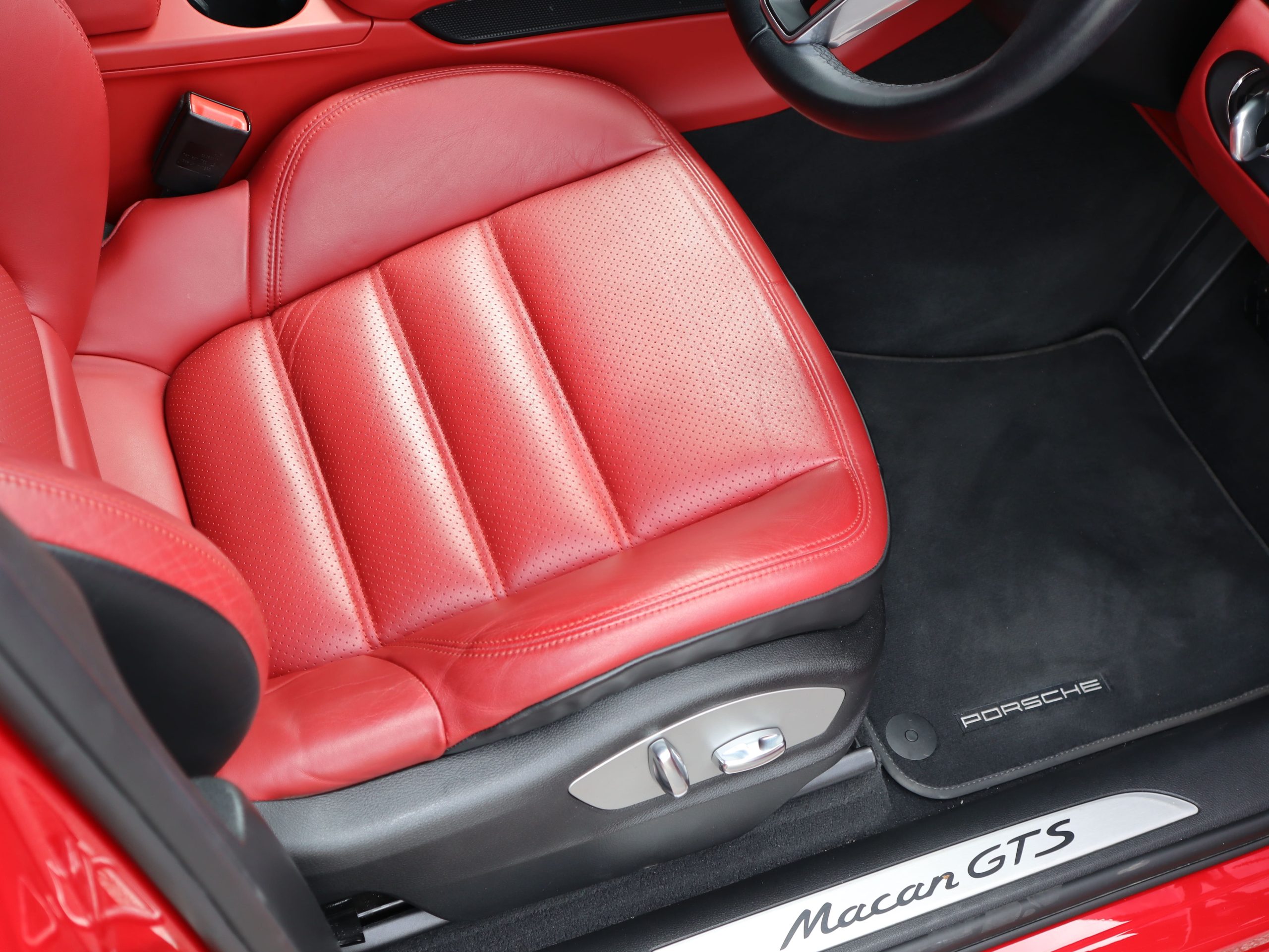 マカンGTS（Type1）<br>ツートンレザーインテリアパッケージ<br>スポーツエグゾーストシステム<br>ドライバーメモリーパッケージ<br>サラウンドビューモニター