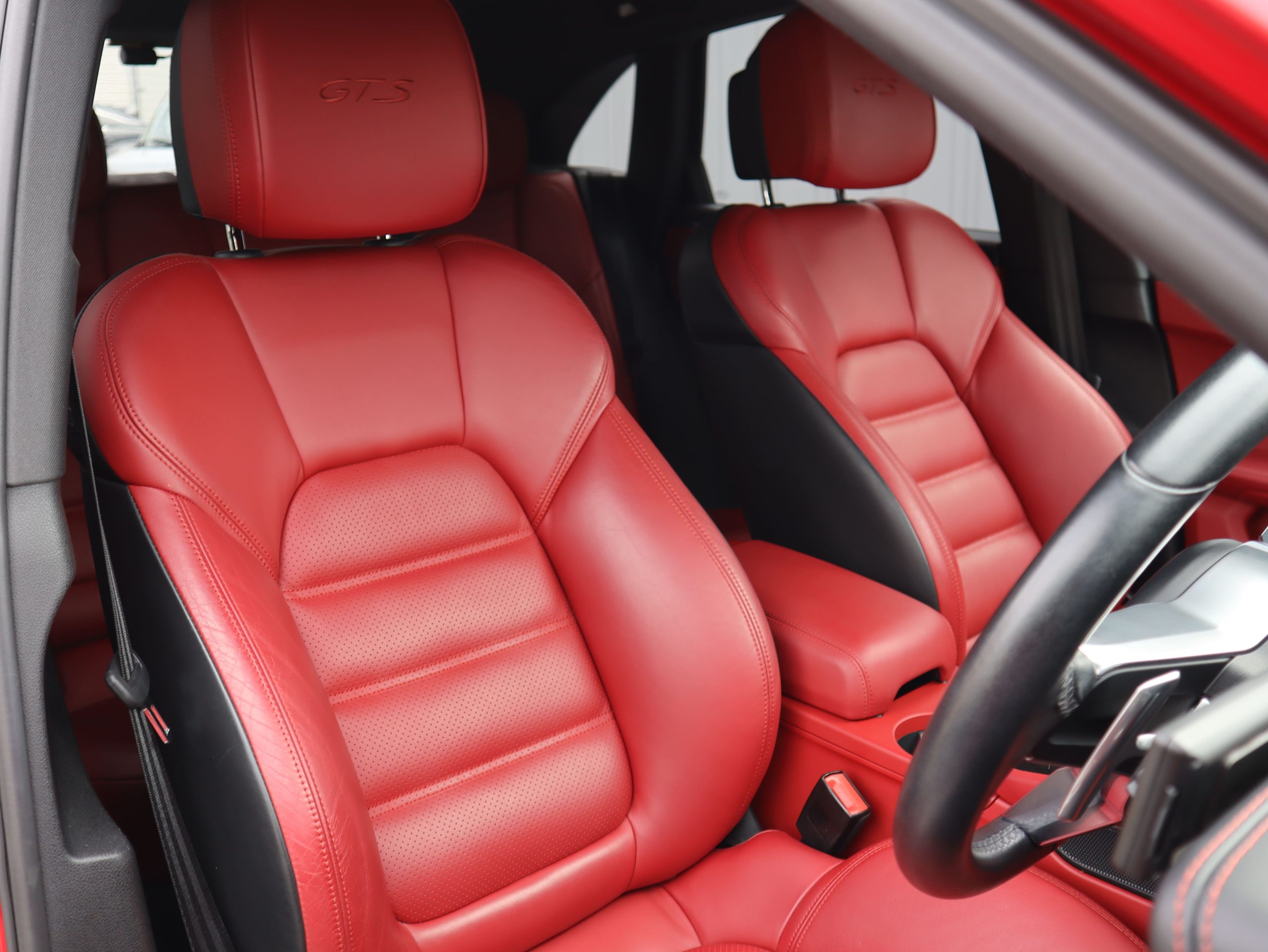 マカンGTS（Type1）<br>ツートンレザーインテリアパッケージ<br>スポーツエグゾーストシステム<br>ドライバーメモリーパッケージ<br>サラウンドビューモニター