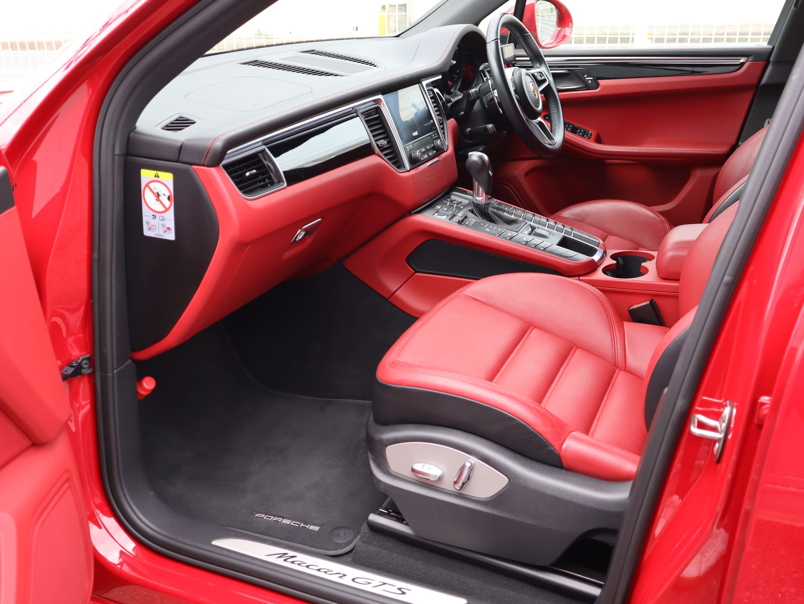マカンGTS（Type1）<br>ツートンレザーインテリアパッケージ<br>スポーツエグゾーストシステム<br>ドライバーメモリーパッケージ<br>サラウンドビューモニター