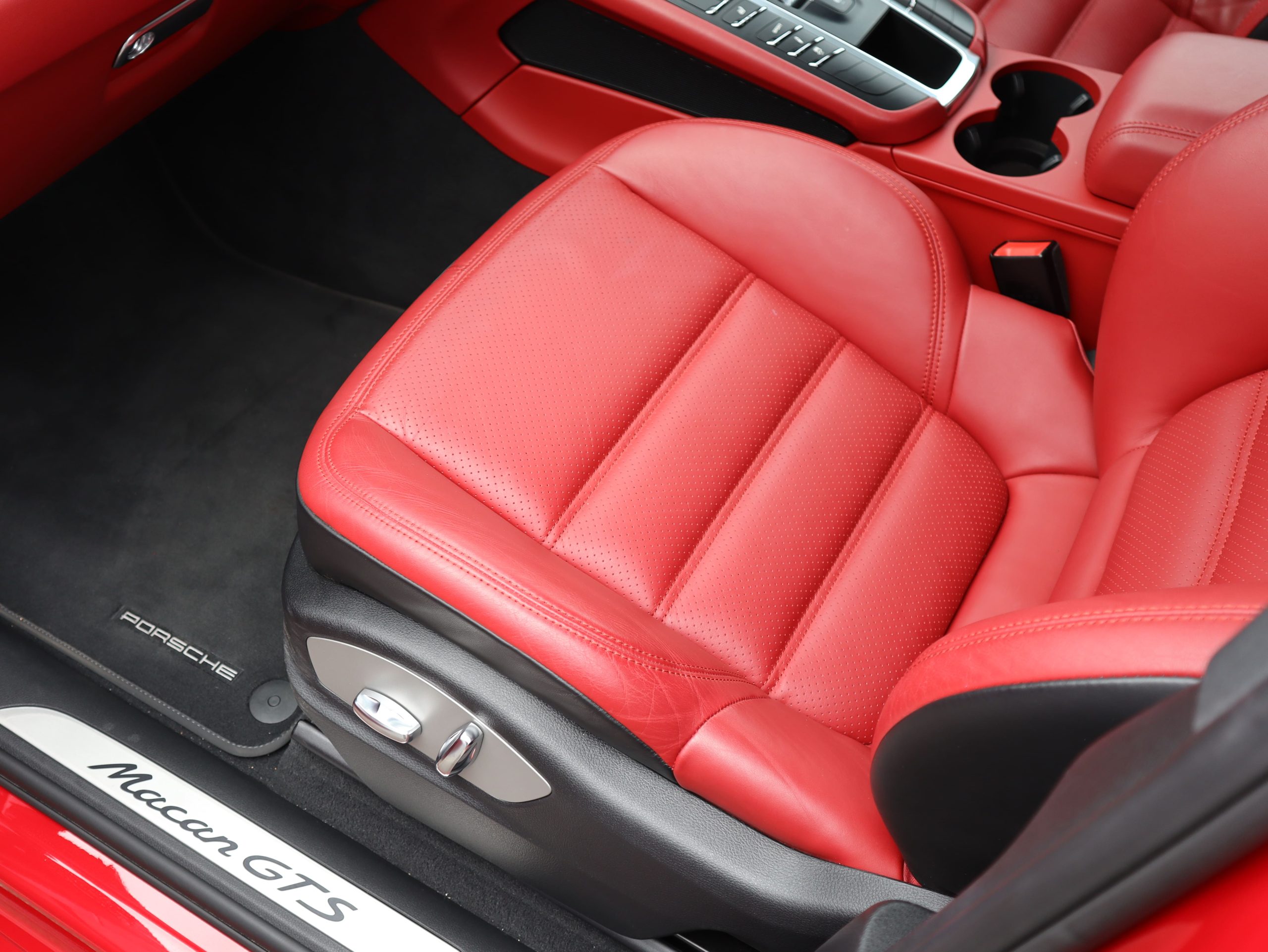 マカンGTS（Type1）<br>ツートンレザーインテリアパッケージ<br>スポーツエグゾーストシステム<br>ドライバーメモリーパッケージ<br>サラウンドビューモニター
