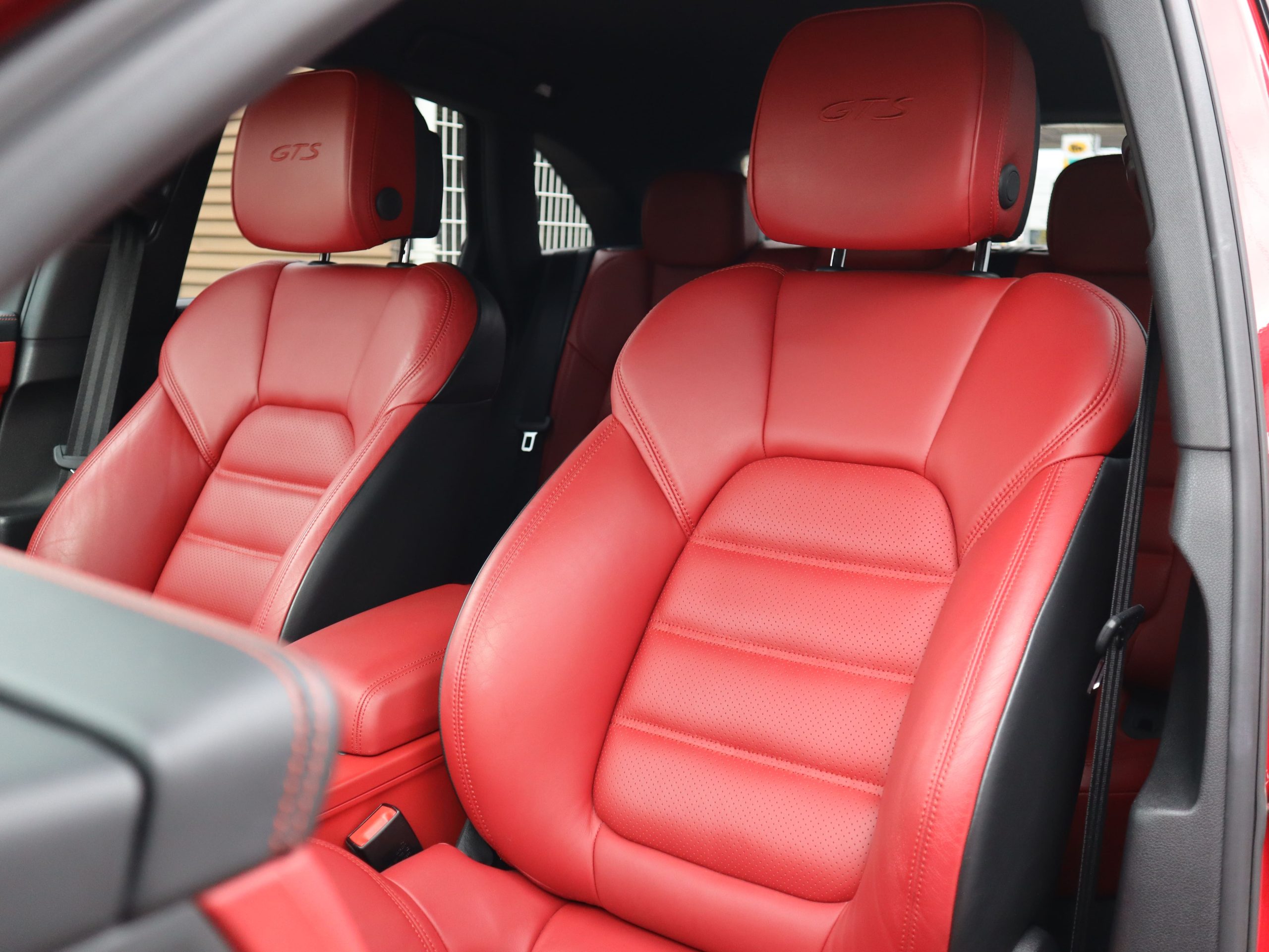 マカンGTS（Type1）<br>ツートンレザーインテリアパッケージ<br>スポーツエグゾーストシステム<br>ドライバーメモリーパッケージ<br>サラウンドビューモニター
