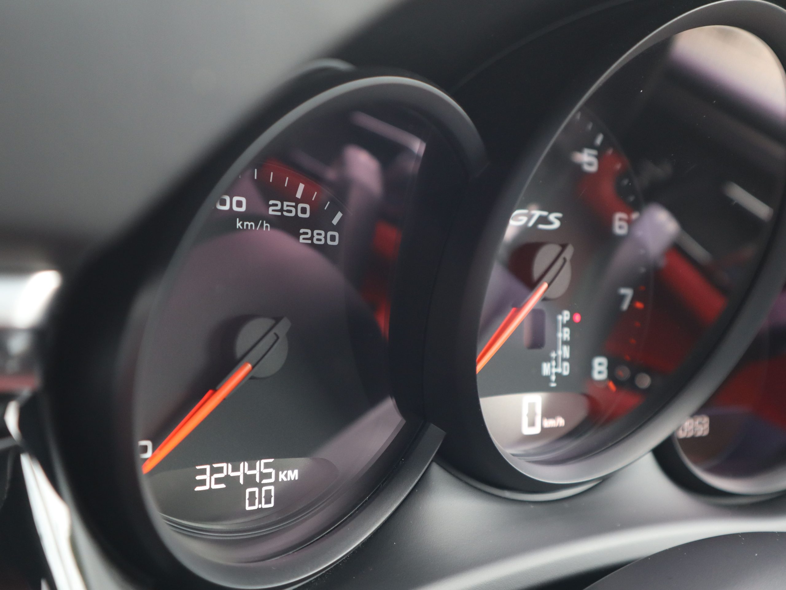 マカンGTS（Type1）<br>ツートンレザーインテリアパッケージ<br>スポーツエグゾーストシステム<br>ドライバーメモリーパッケージ<br>サラウンドビューモニター