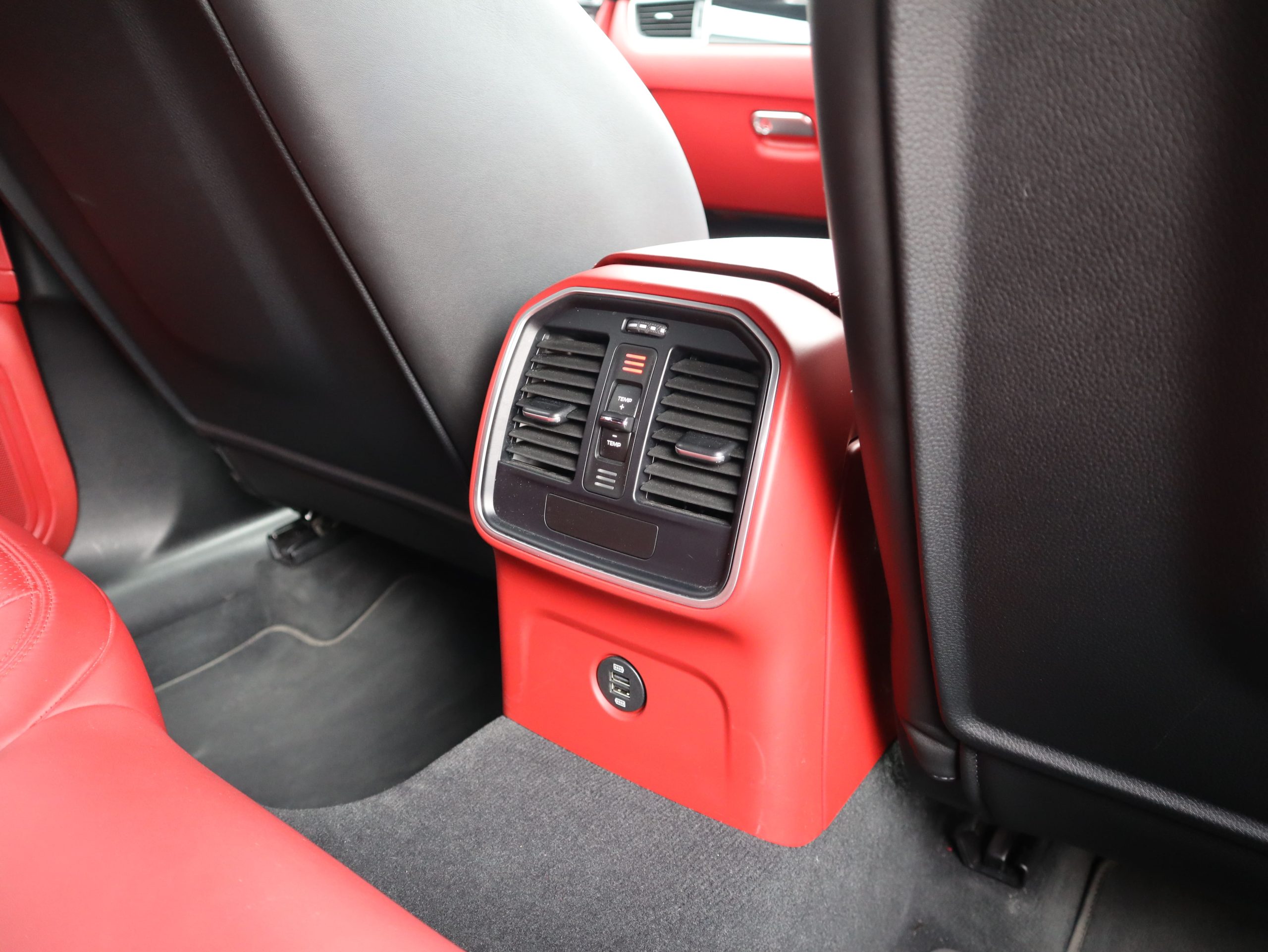 マカンGTS（Type1）<br>ツートンレザーインテリアパッケージ<br>スポーツエグゾーストシステム<br>ドライバーメモリーパッケージ<br>サラウンドビューモニター