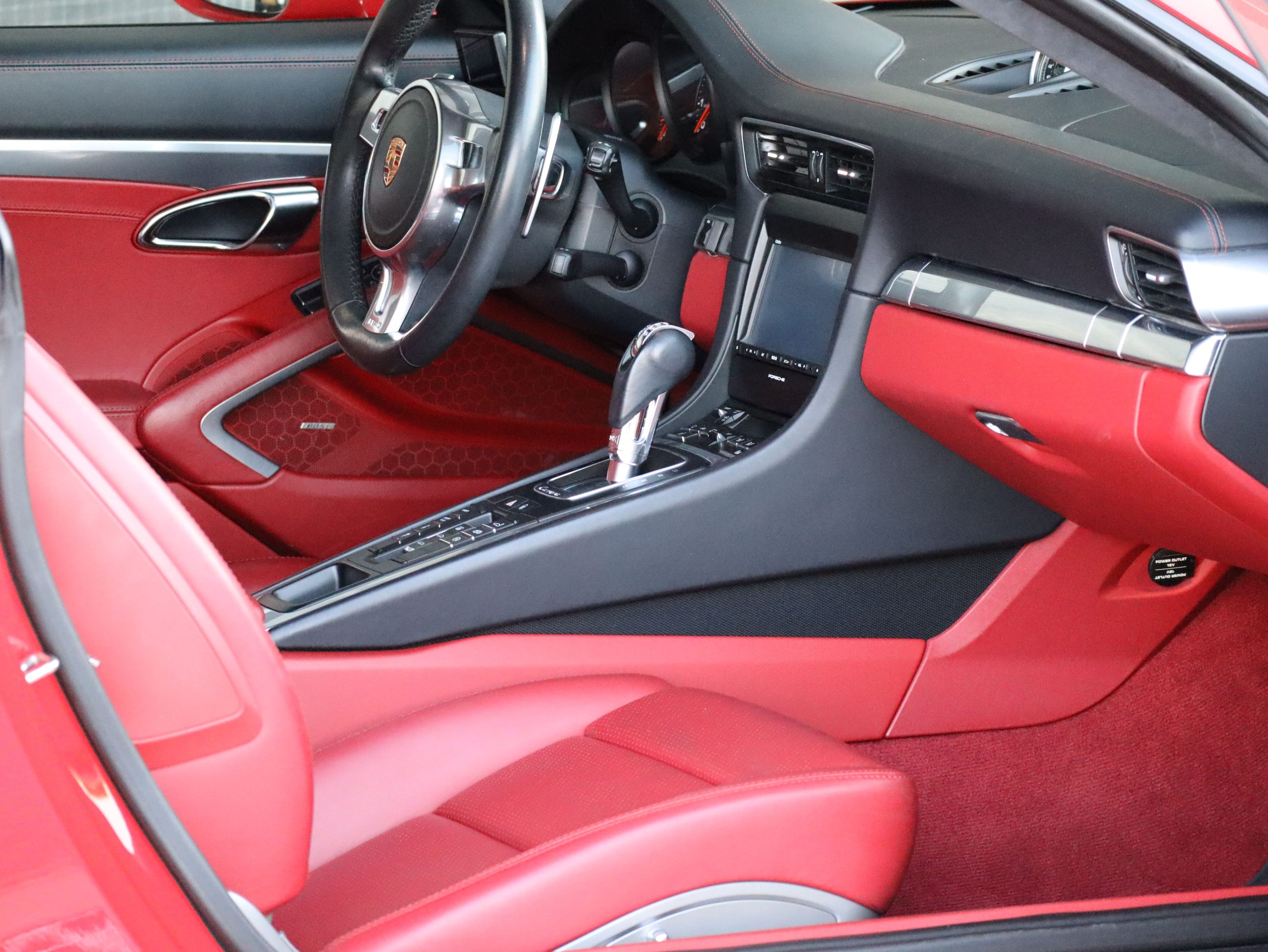 ポルシェ911カレラ（Type991.1）PDK<br>電動ガラスサンルーフ<br>スポーツエグゾーストシステム<br>スポーツクロノパッケージ<br>エレクトリックコントロールスポーツシート<br>BOSEサラウンドサウンドシステム