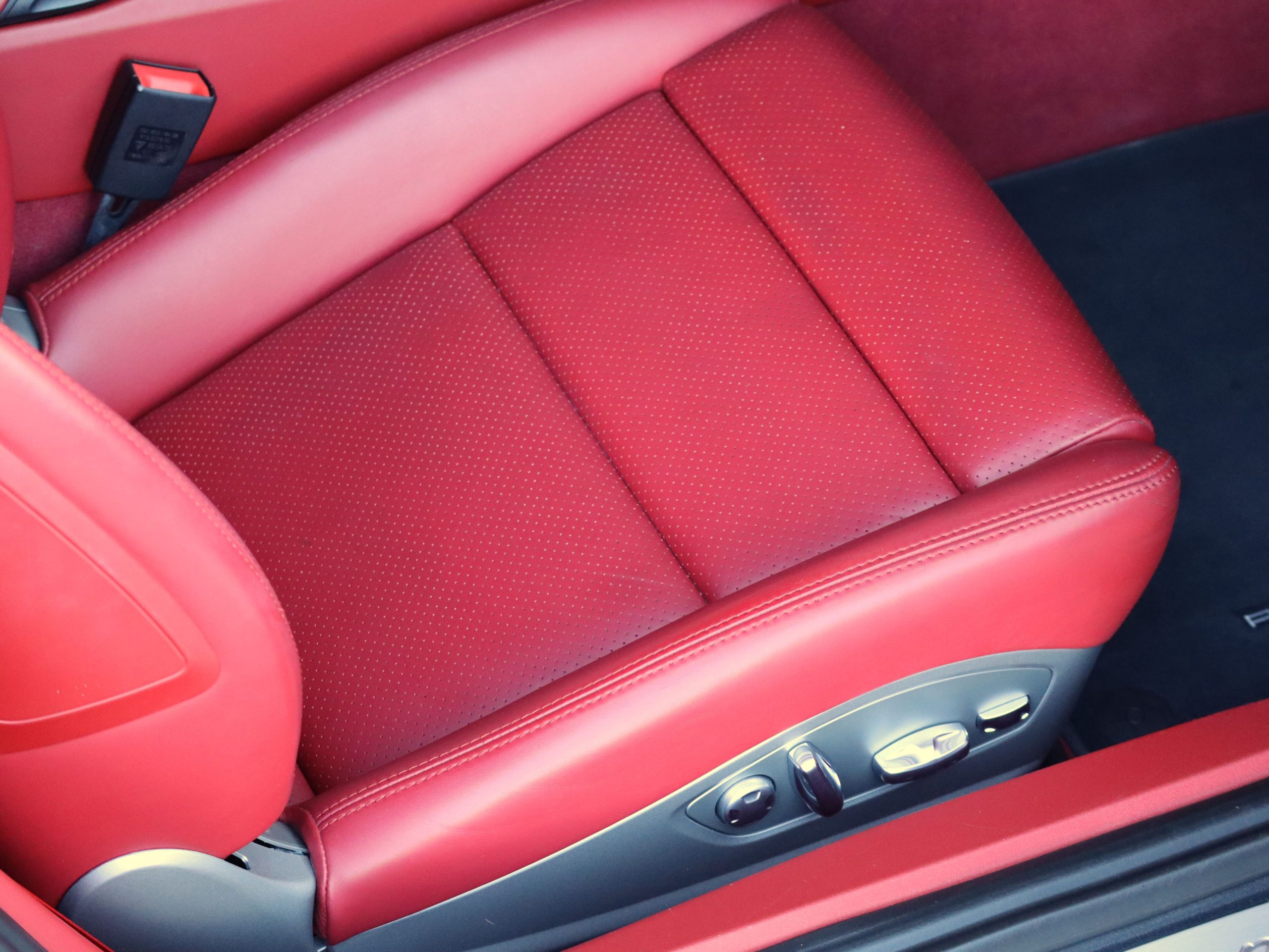 ポルシェ911カレラ（Type991.1）PDK<br>電動ガラスサンルーフ<br>スポーツエグゾーストシステム<br>スポーツクロノパッケージ<br>エレクトリックコントロールスポーツシート<br>BOSEサラウンドサウンドシステム