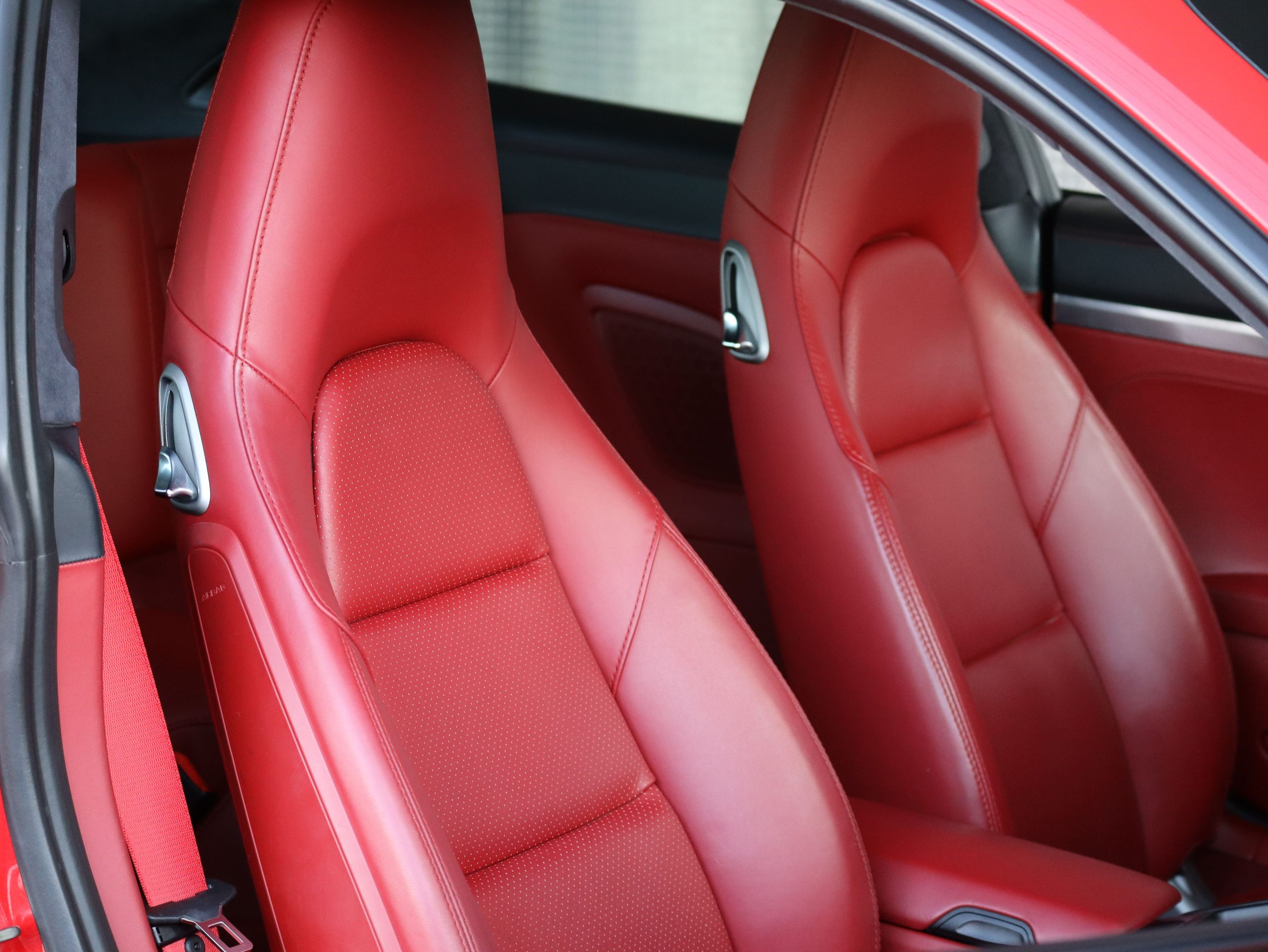 ポルシェ911カレラ（Type991.1）PDK<br>電動ガラスサンルーフ<br>スポーツエグゾーストシステム<br>スポーツクロノパッケージ<br>エレクトリックコントロールスポーツシート<br>BOSEサラウンドサウンドシステム