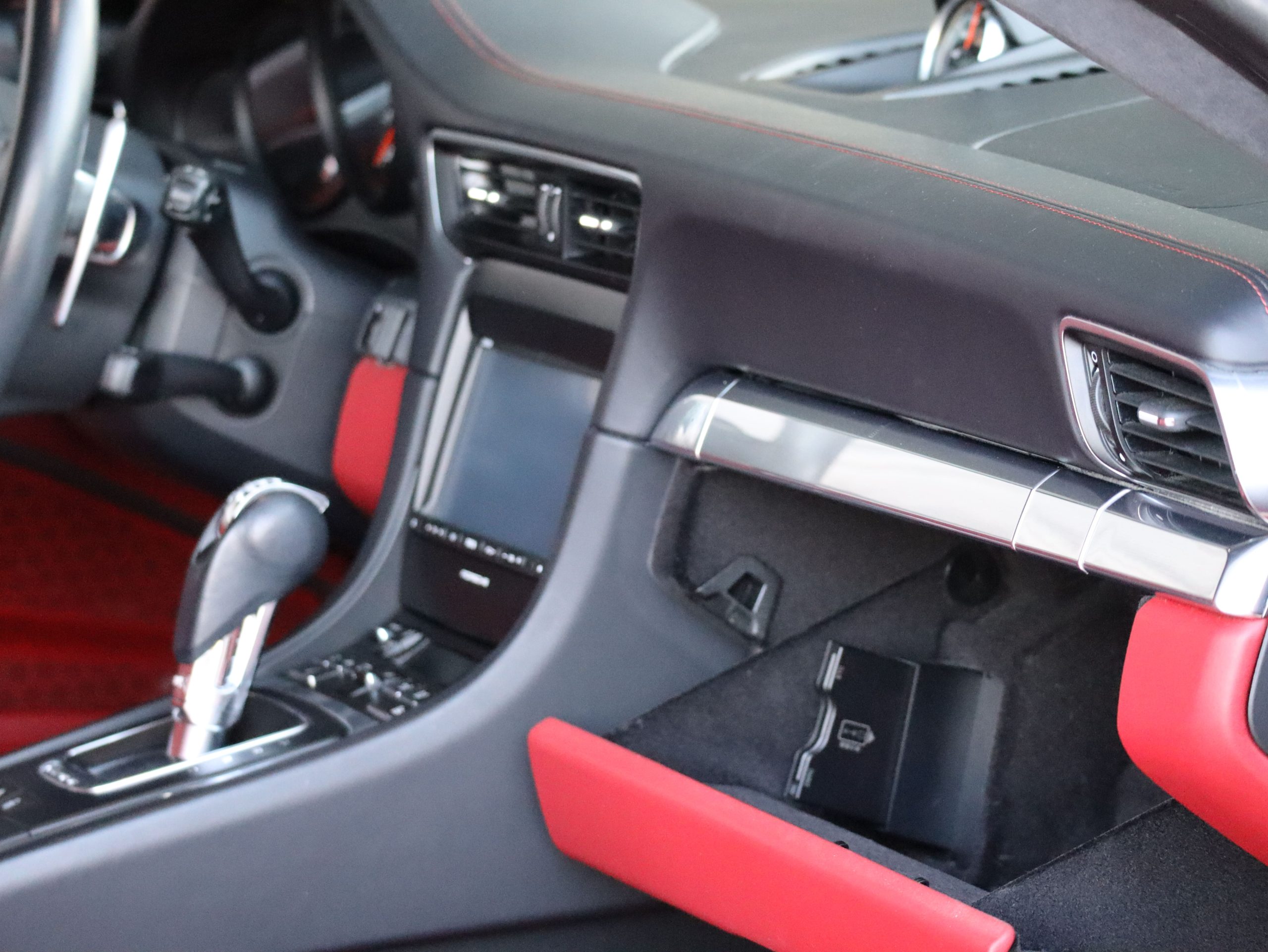 ポルシェ911カレラ（Type991.1）PDK<br>電動ガラスサンルーフ<br>スポーツエグゾーストシステム<br>スポーツクロノパッケージ<br>エレクトリックコントロールスポーツシート<br>BOSEサラウンドサウンドシステム