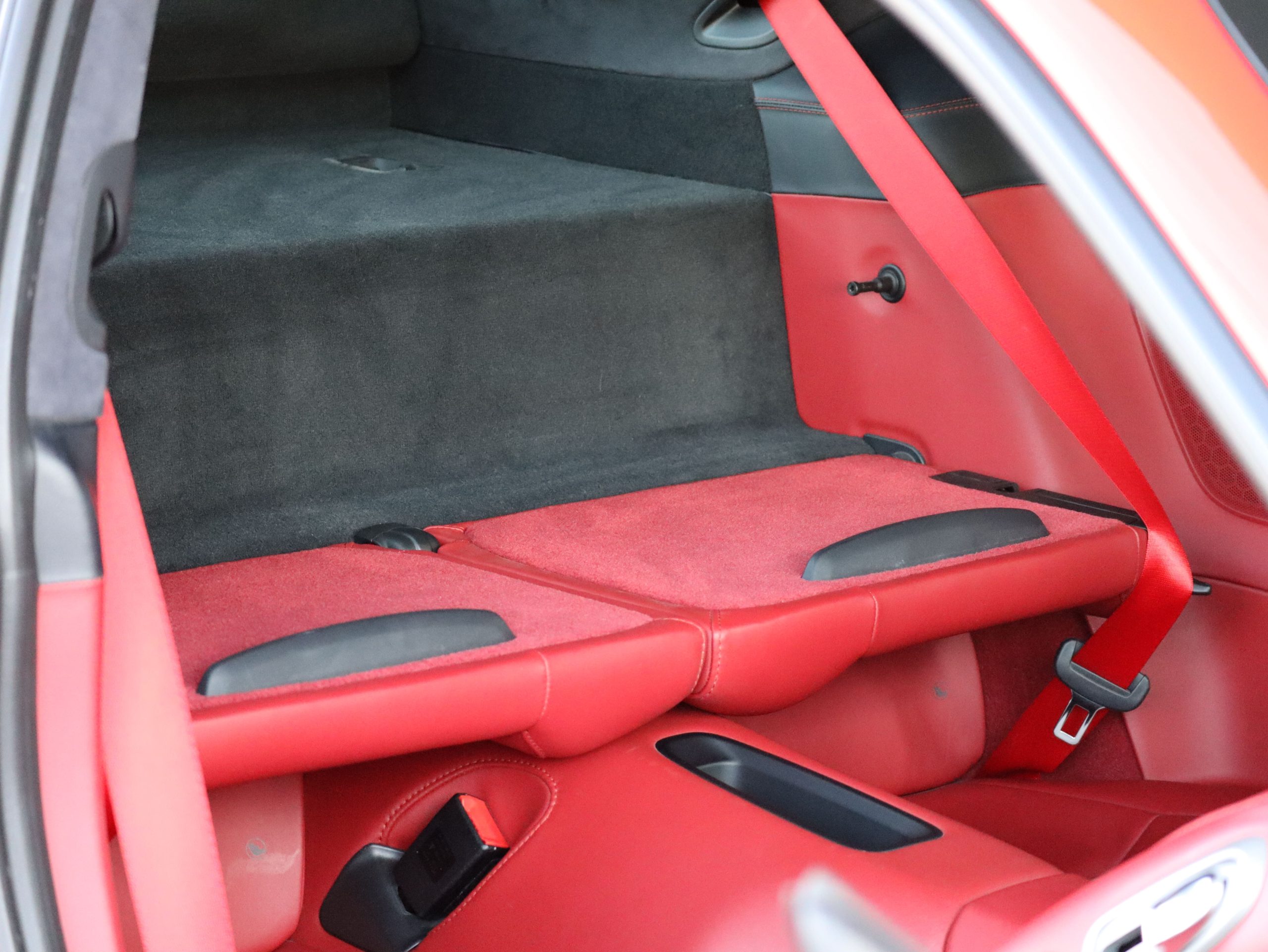 ポルシェ911カレラ（Type991.1）PDK<br>電動ガラスサンルーフ<br>スポーツエグゾーストシステム<br>スポーツクロノパッケージ<br>エレクトリックコントロールスポーツシート<br>BOSEサラウンドサウンドシステム