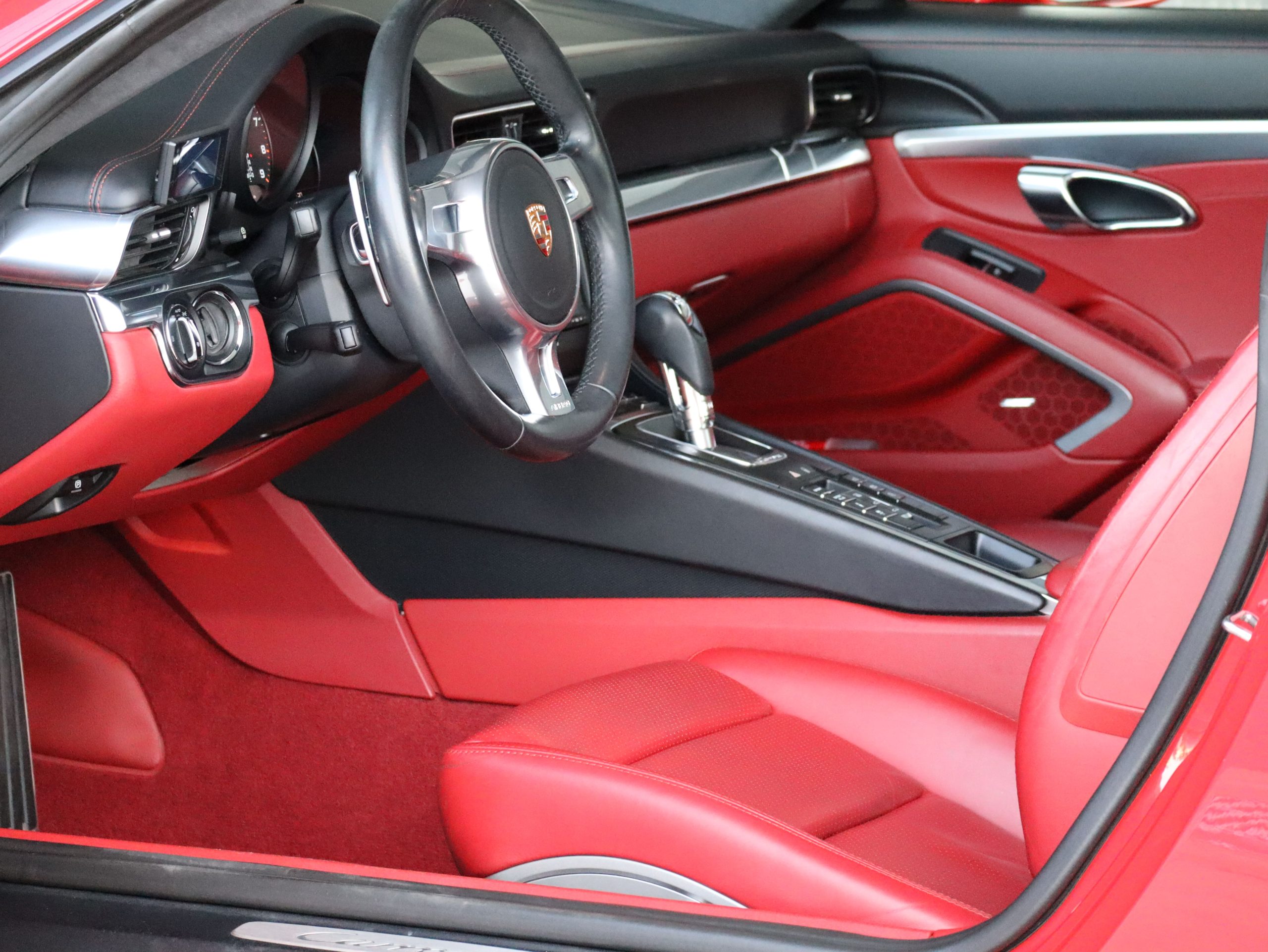 ポルシェ911カレラ（Type991.1）PDK<br>電動ガラスサンルーフ<br>スポーツエグゾーストシステム<br>スポーツクロノパッケージ<br>エレクトリックコントロールスポーツシート<br>BOSEサラウンドサウンドシステム