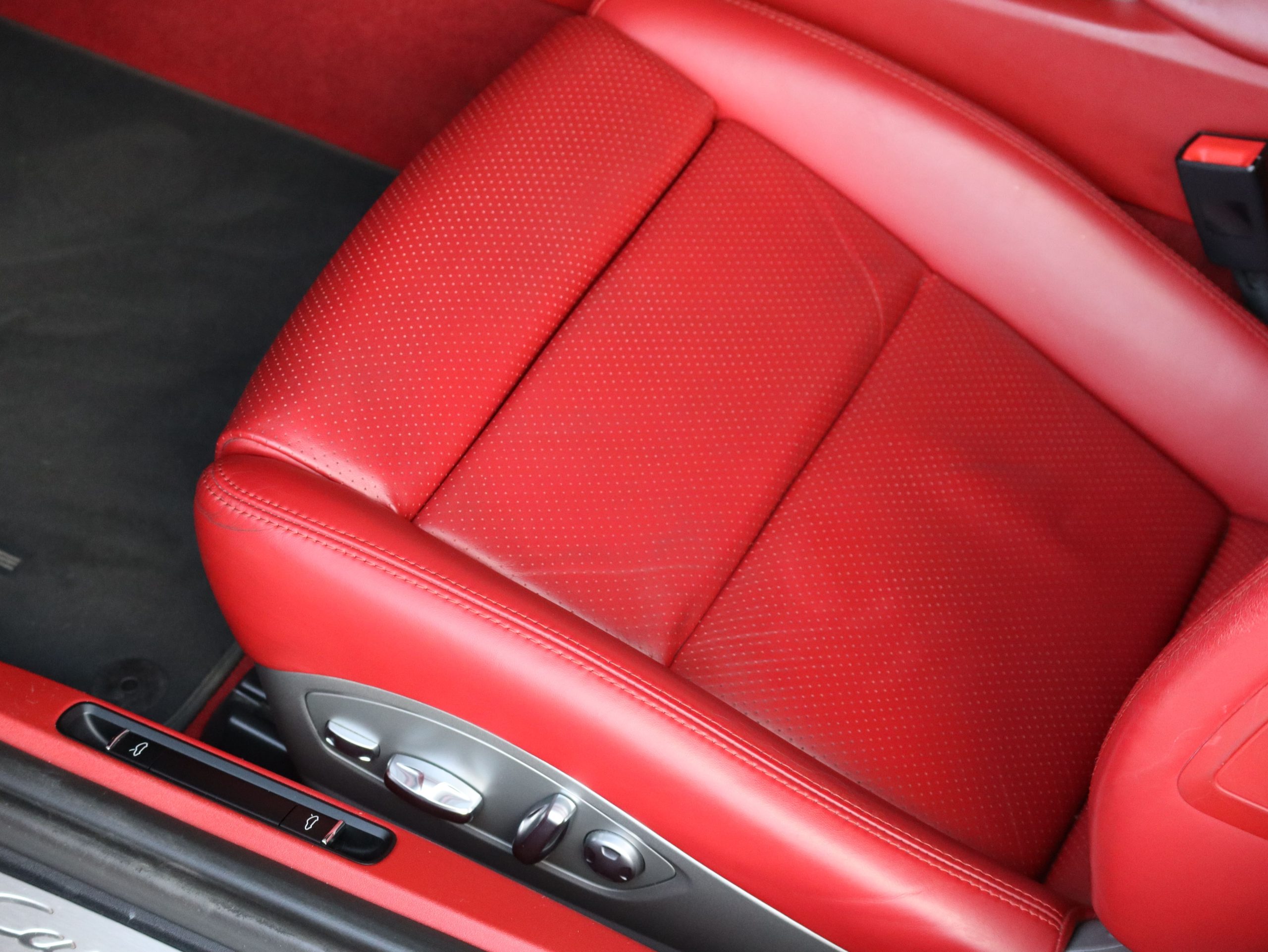 ポルシェ911カレラ（Type991.1）PDK<br>電動ガラスサンルーフ<br>スポーツエグゾーストシステム<br>スポーツクロノパッケージ<br>エレクトリックコントロールスポーツシート<br>BOSEサラウンドサウンドシステム