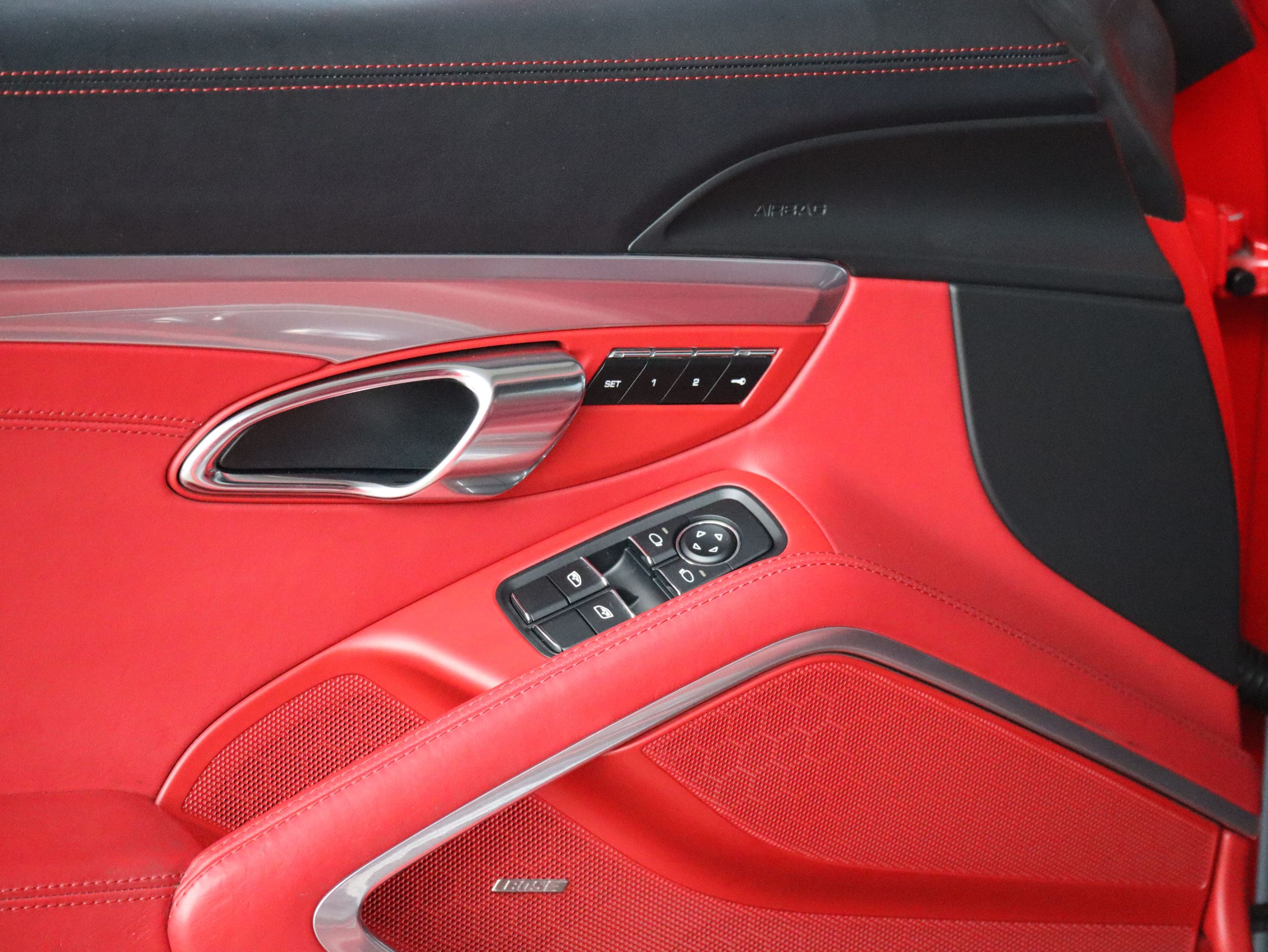 ポルシェ911カレラ（Type991.1）PDK<br>電動ガラスサンルーフ<br>スポーツエグゾーストシステム<br>スポーツクロノパッケージ<br>エレクトリックコントロールスポーツシート<br>BOSEサラウンドサウンドシステム