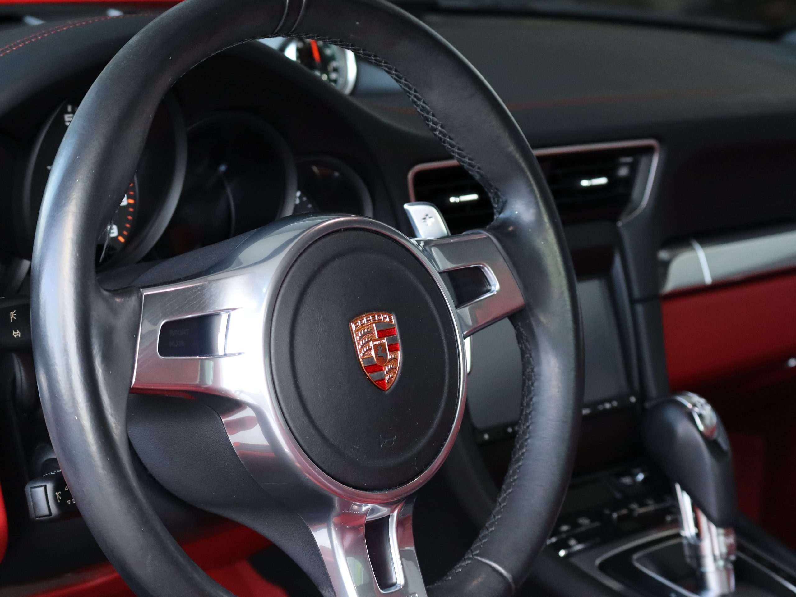 ポルシェ911カレラ（Type991.1）PDK<br>電動ガラスサンルーフ<br>スポーツエグゾーストシステム<br>スポーツクロノパッケージ<br>エレクトリックコントロールスポーツシート<br>BOSEサラウンドサウンドシステム