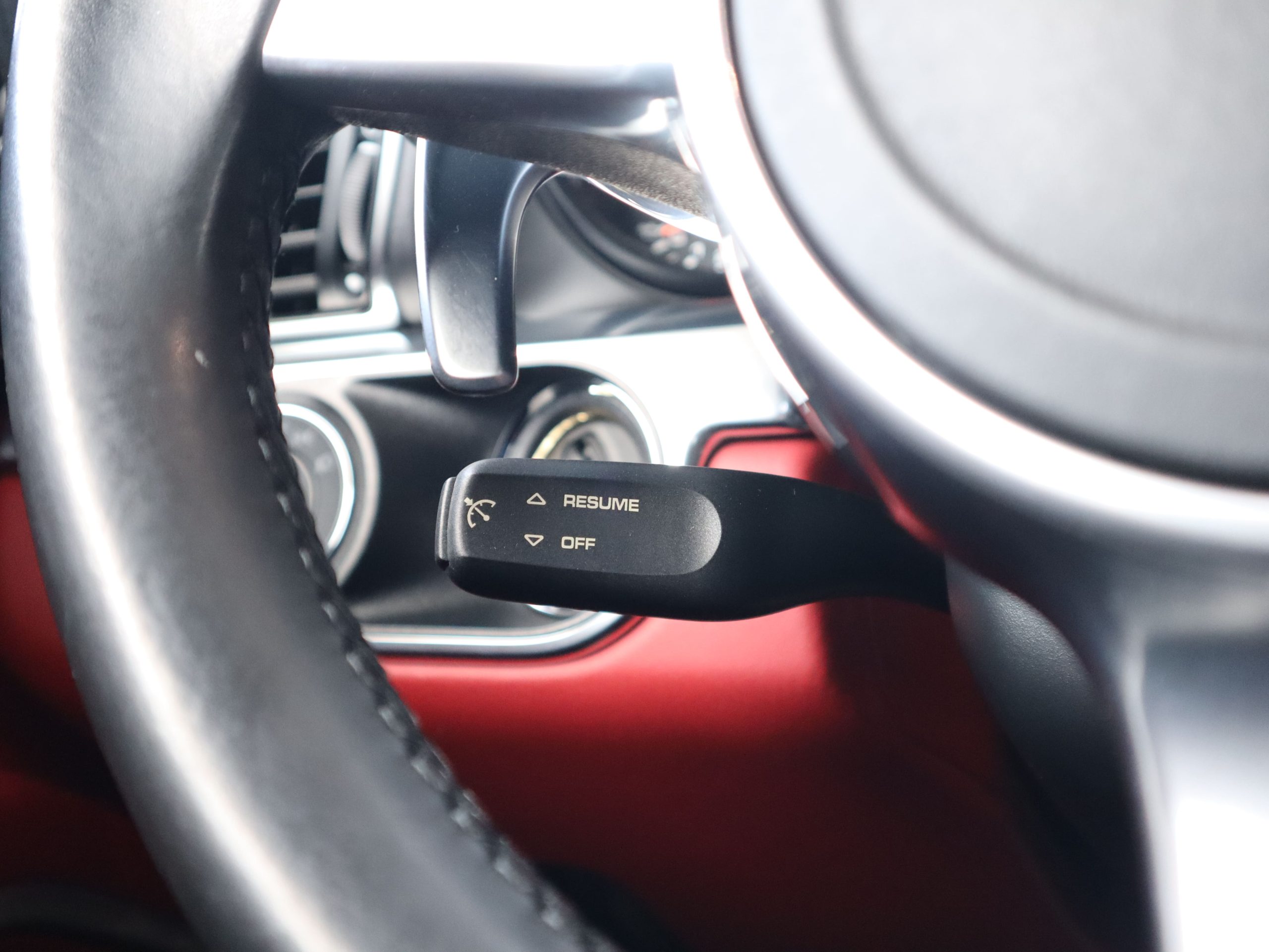 ポルシェ911カレラ（Type991.1）PDK<br>電動ガラスサンルーフ<br>スポーツエグゾーストシステム<br>スポーツクロノパッケージ<br>エレクトリックコントロールスポーツシート<br>BOSEサラウンドサウンドシステム