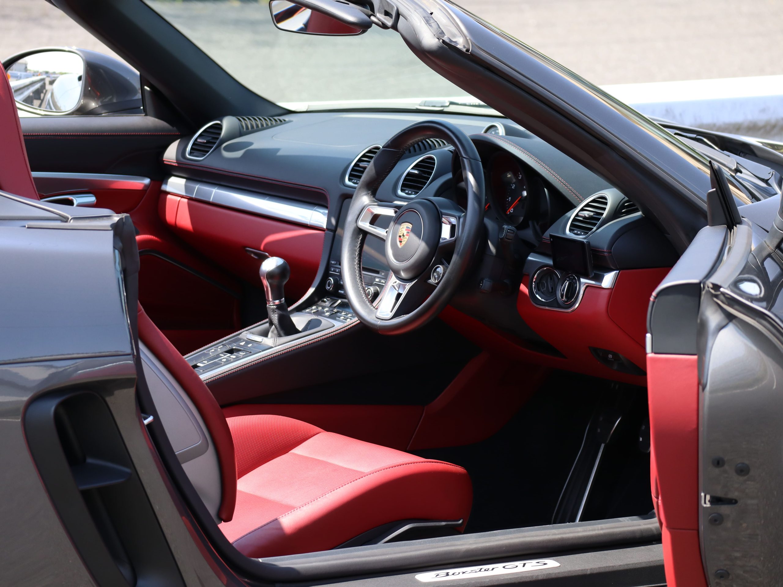 ポルシェ718ボクスターGTS4.0（Type982）6MT<br>ツートンレザーインテリア<br>スポーツクロノパッケージ<br>シートベンチレーション<br>PDLS+含むLEDヘッドライト<br>エンボス加工ヘッドレスト