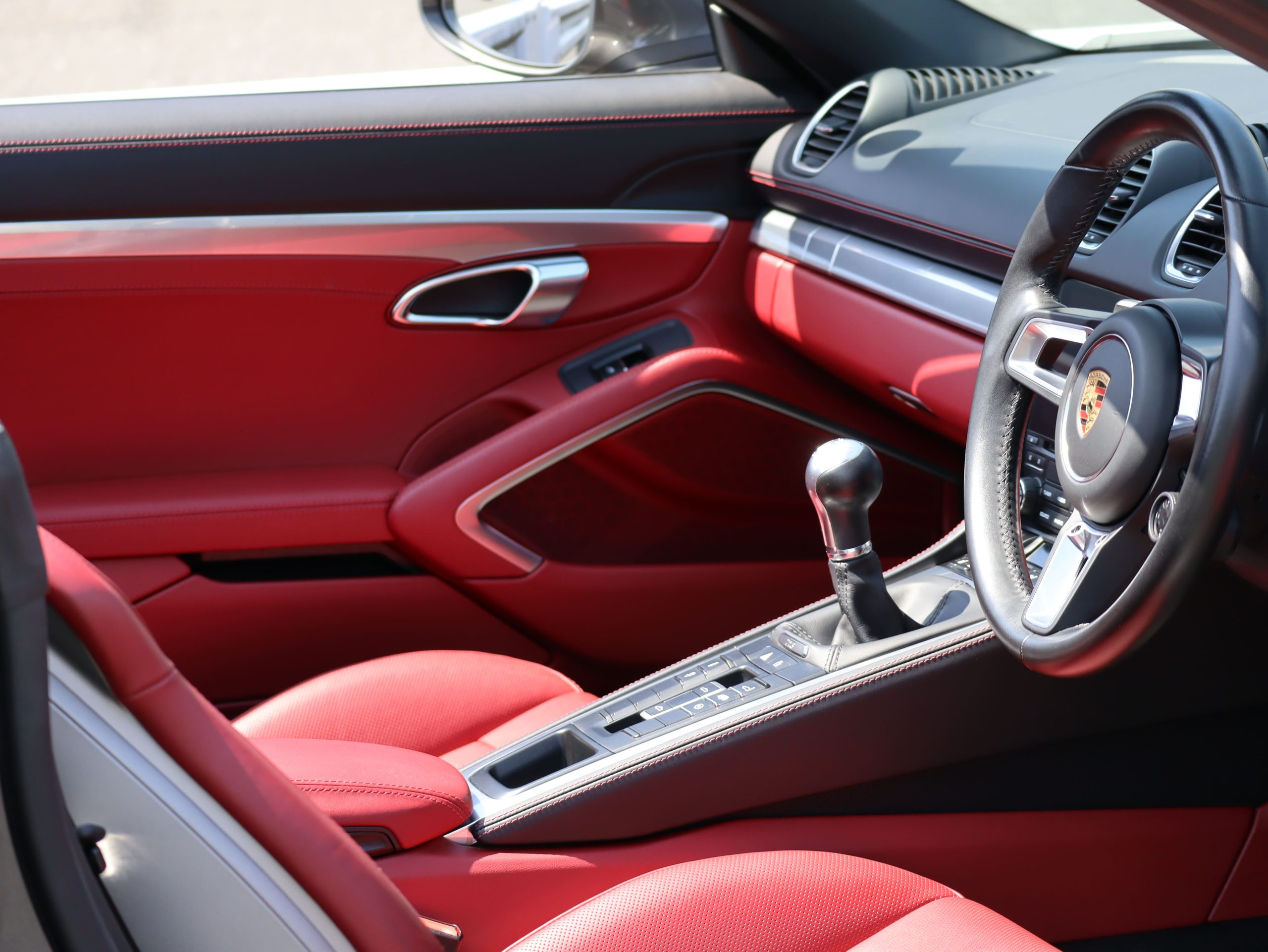 ポルシェ718ボクスターGTS4.0（Type982）6MT<br>ツートンレザーインテリア<br>スポーツクロノパッケージ<br>シートベンチレーション<br>PDLS+含むLEDヘッドライト<br>エンボス加工ヘッドレスト