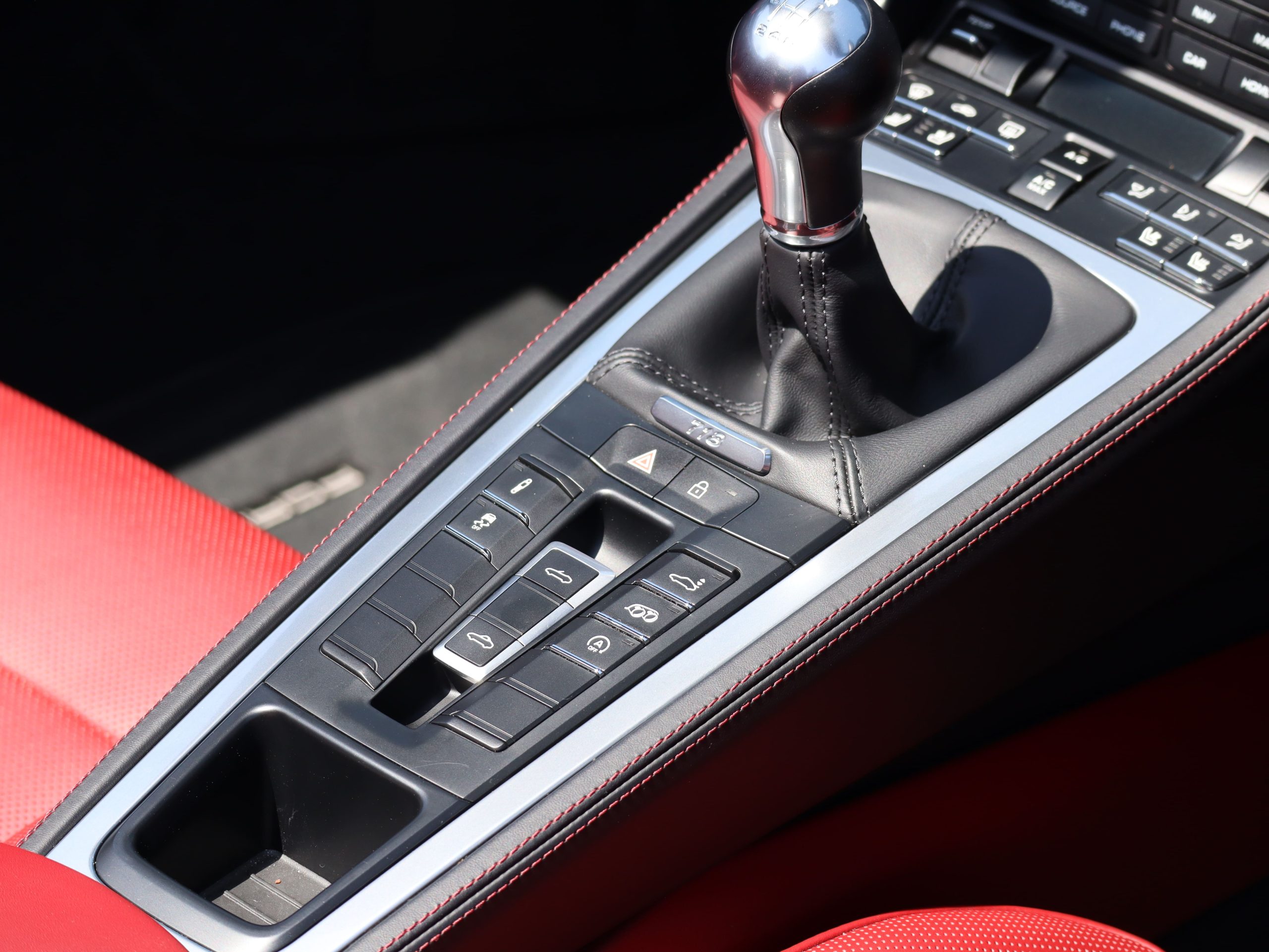 ポルシェ718ボクスターGTS4.0（Type982）6MT<br>ツートンレザーインテリア<br>スポーツクロノパッケージ<br>シートベンチレーション<br>PDLS+含むLEDヘッドライト<br>エンボス加工ヘッドレスト