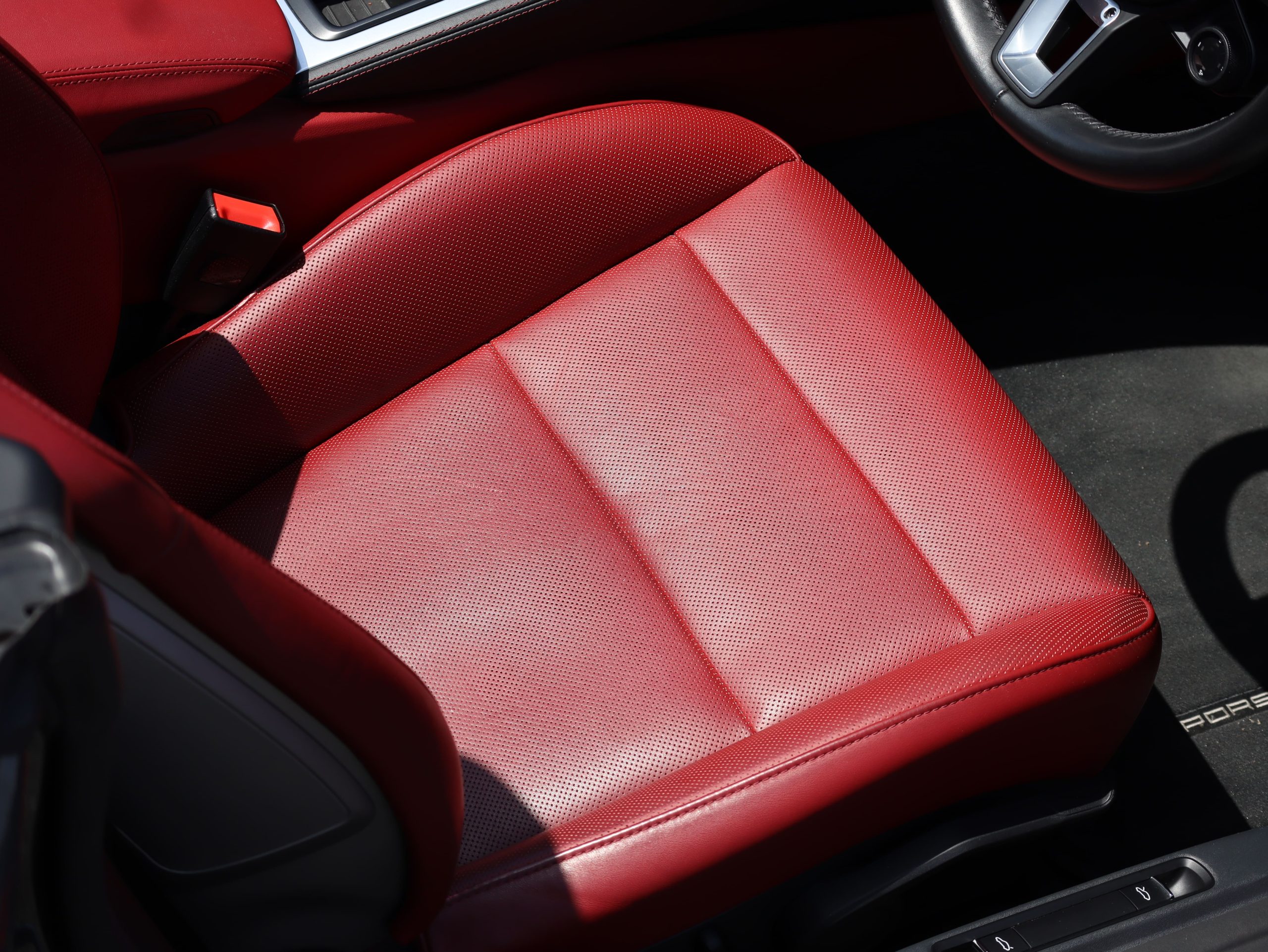 ポルシェ718ボクスターGTS4.0（Type982）6MT<br>ツートンレザーインテリア<br>スポーツクロノパッケージ<br>シートベンチレーション<br>PDLS+含むLEDヘッドライト<br>エンボス加工ヘッドレスト