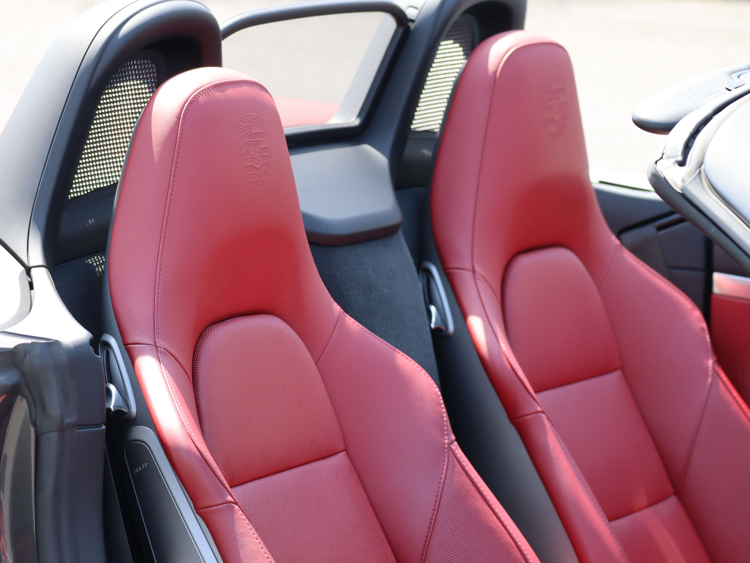 ポルシェ718ボクスターGTS4.0（Type982）6MT<br>ツートンレザーインテリア<br>スポーツクロノパッケージ<br>シートベンチレーション<br>PDLS+含むLEDヘッドライト<br>エンボス加工ヘッドレスト