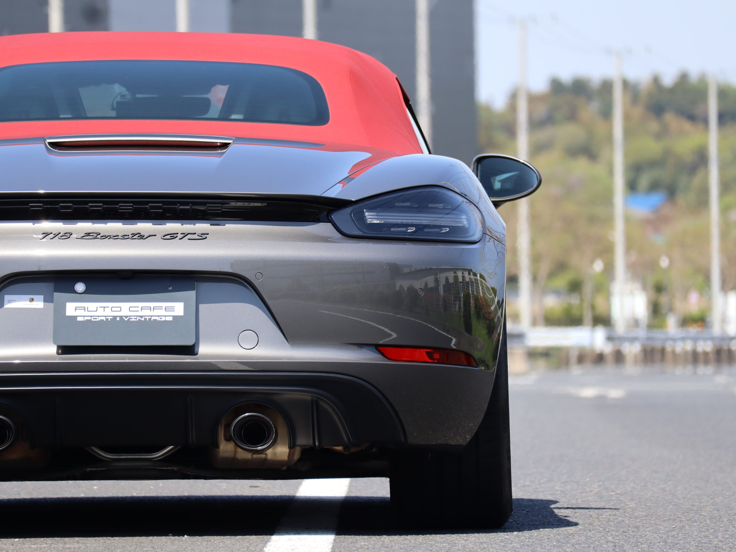 ポルシェ718ボクスターGTS4.0（Type982）6MT<br>ツートンレザーインテリア<br>スポーツクロノパッケージ<br>シートベンチレーション<br>PDLS+含むLEDヘッドライト<br>エンボス加工ヘッドレスト