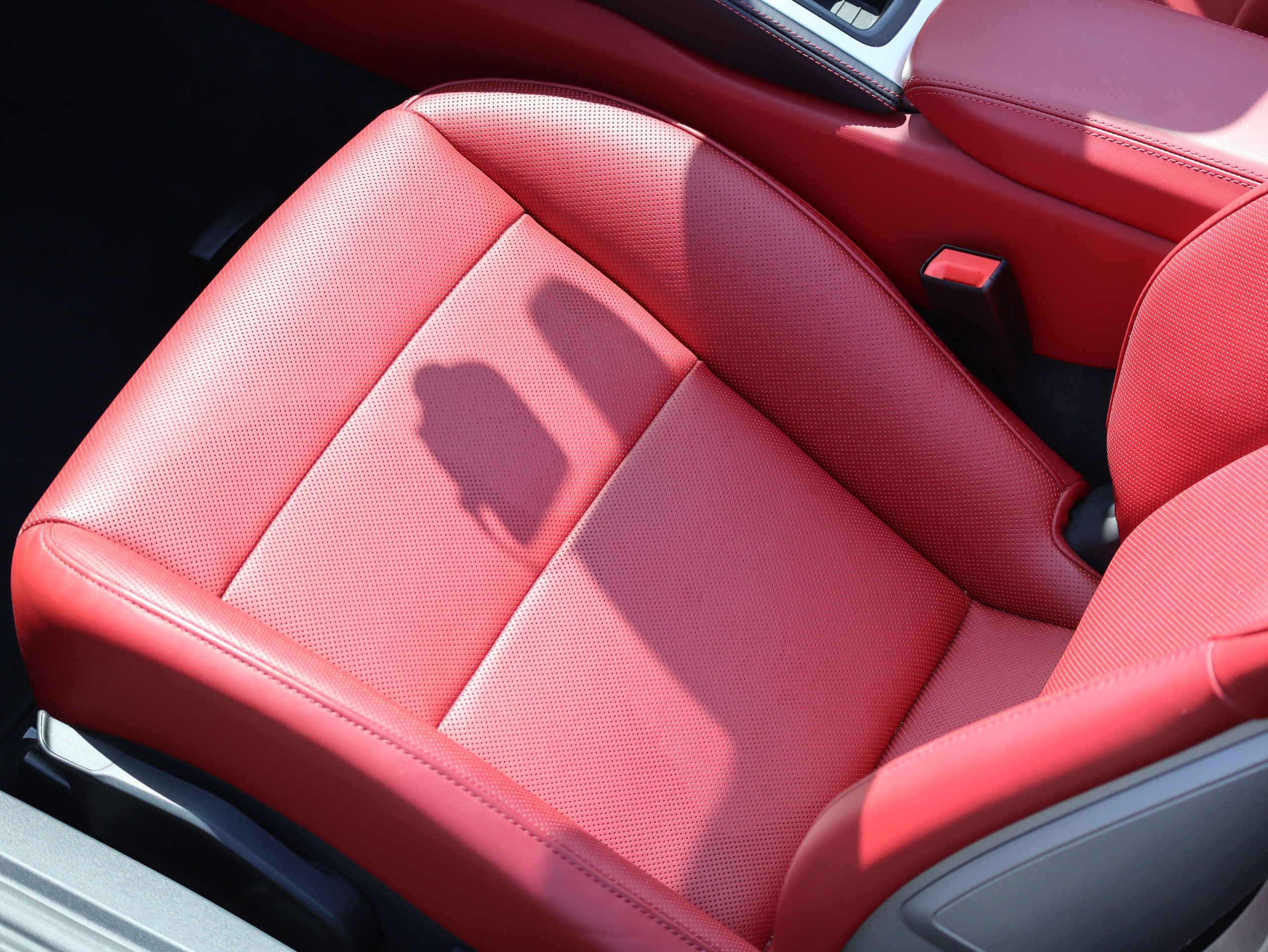 ポルシェ718ボクスターGTS4.0（Type982）6MT<br>ツートンレザーインテリア<br>スポーツクロノパッケージ<br>シートベンチレーション<br>PDLS+含むLEDヘッドライト<br>エンボス加工ヘッドレスト