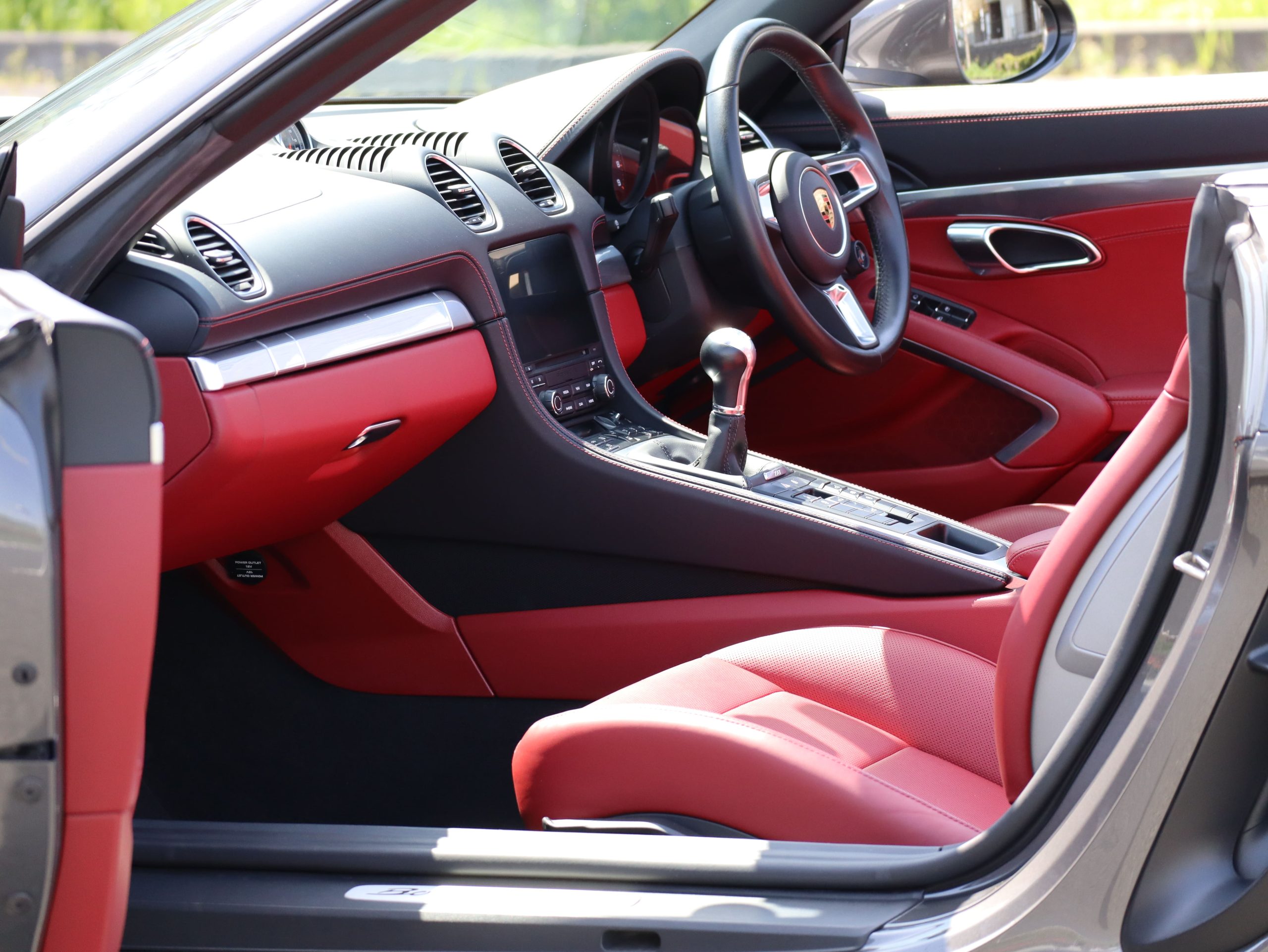 ポルシェ718ボクスターGTS4.0（Type982）6MT<br>ツートンレザーインテリア<br>スポーツクロノパッケージ<br>シートベンチレーション<br>PDLS+含むLEDヘッドライト<br>エンボス加工ヘッドレスト
