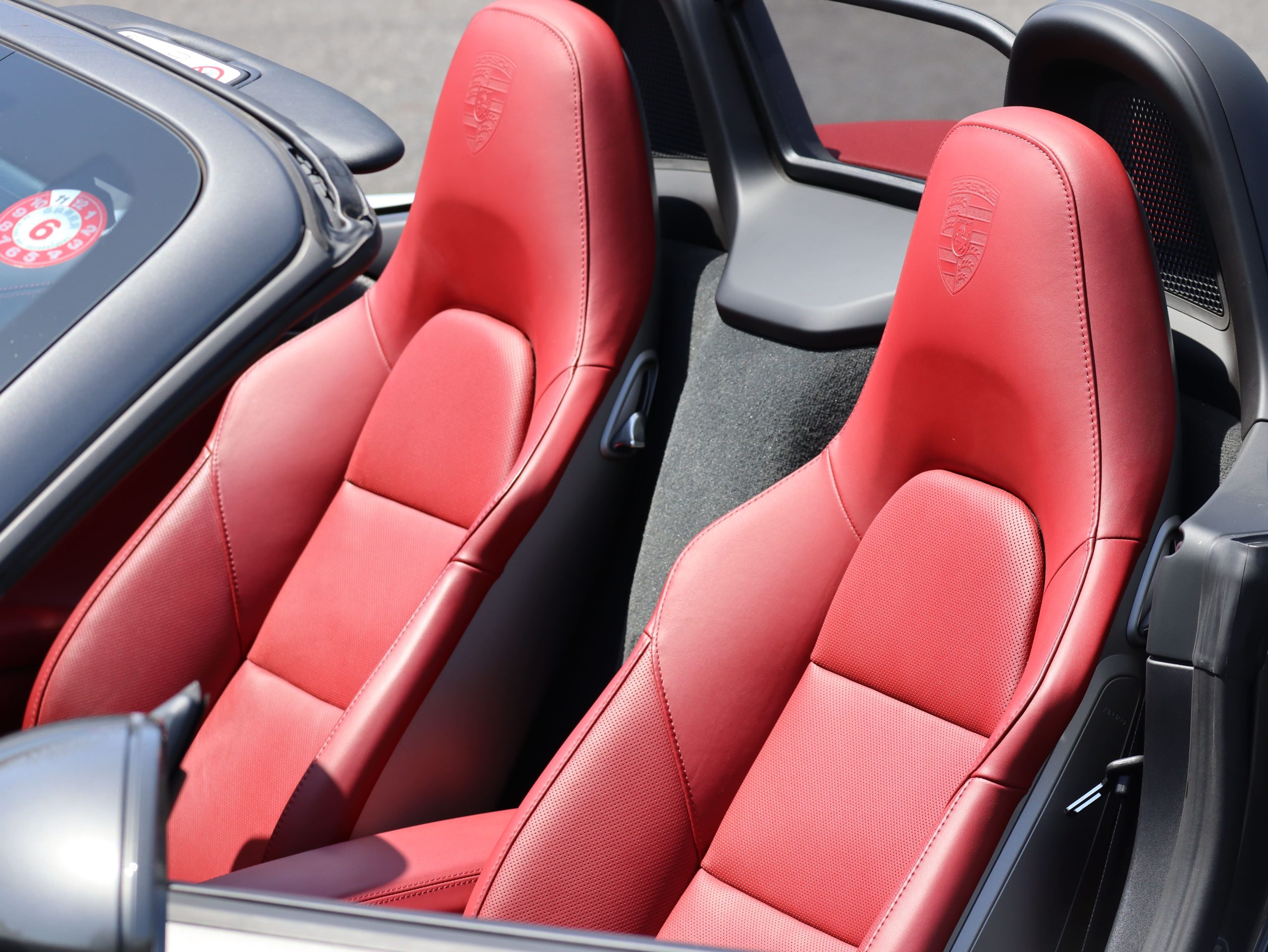 ポルシェ718ボクスターGTS4.0（Type982）6MT<br>ツートンレザーインテリア<br>スポーツクロノパッケージ<br>シートベンチレーション<br>PDLS+含むLEDヘッドライト<br>エンボス加工ヘッドレスト