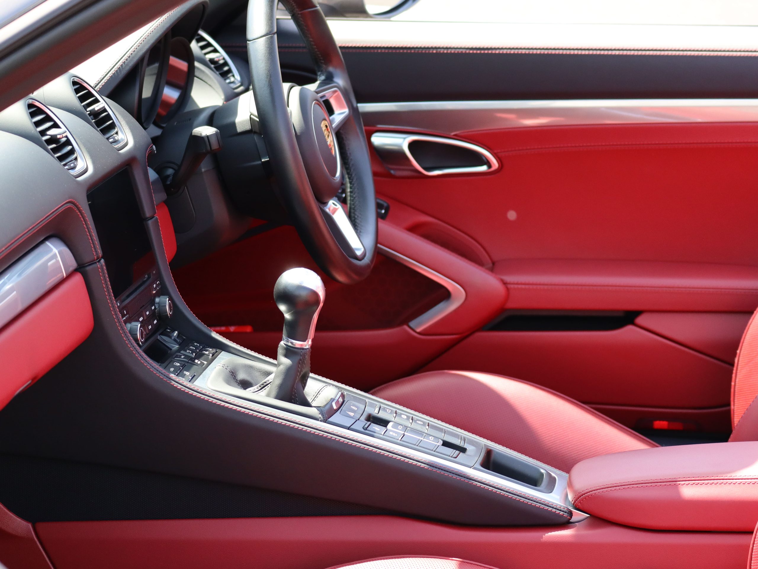 ポルシェ718ボクスターGTS4.0（Type982）6MT<br>ツートンレザーインテリア<br>スポーツクロノパッケージ<br>シートベンチレーション<br>PDLS+含むLEDヘッドライト<br>エンボス加工ヘッドレスト