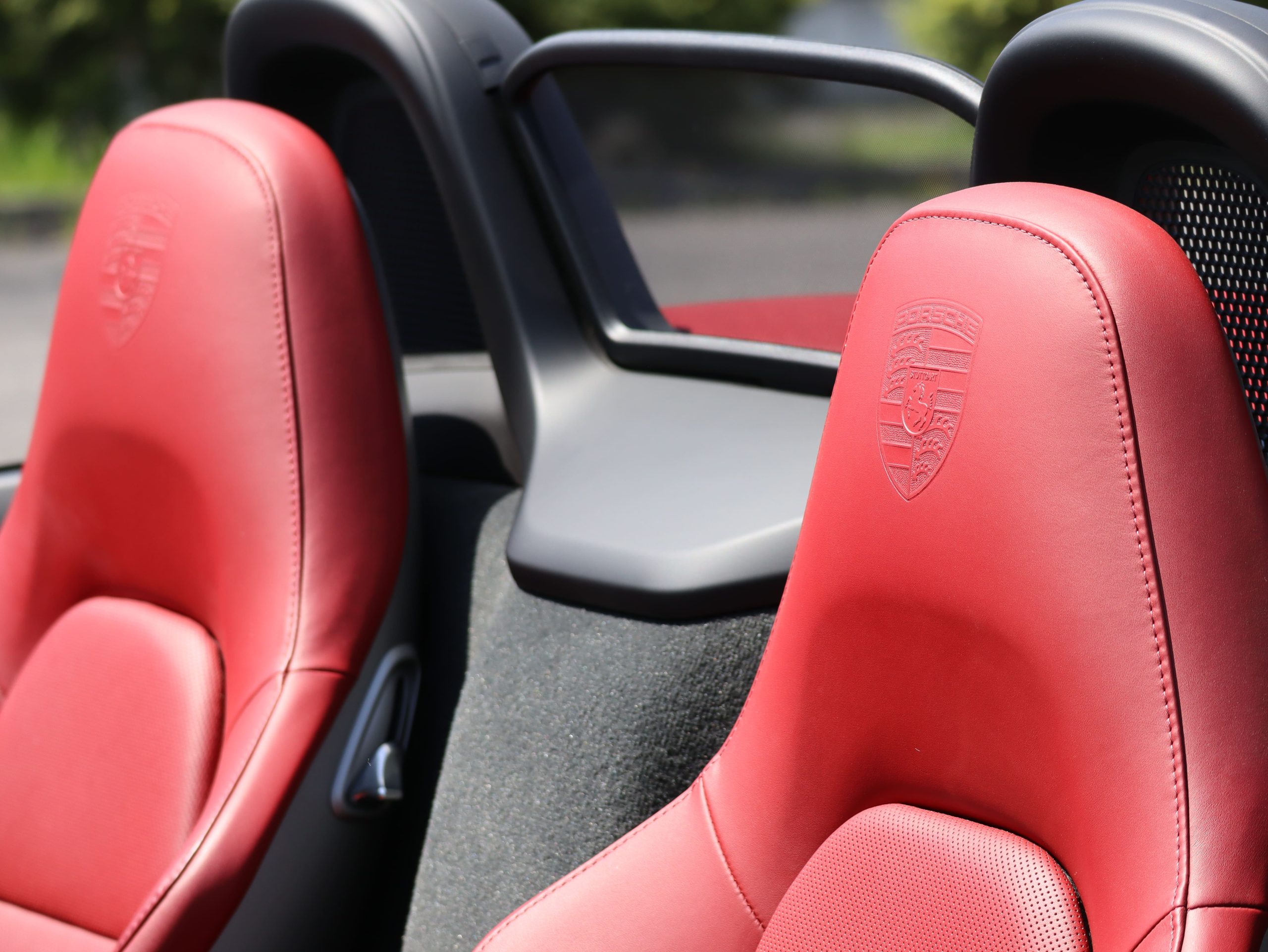 ポルシェ718ボクスターGTS4.0（Type982）6MT<br>ツートンレザーインテリア<br>スポーツクロノパッケージ<br>シートベンチレーション<br>PDLS+含むLEDヘッドライト<br>エンボス加工ヘッドレスト